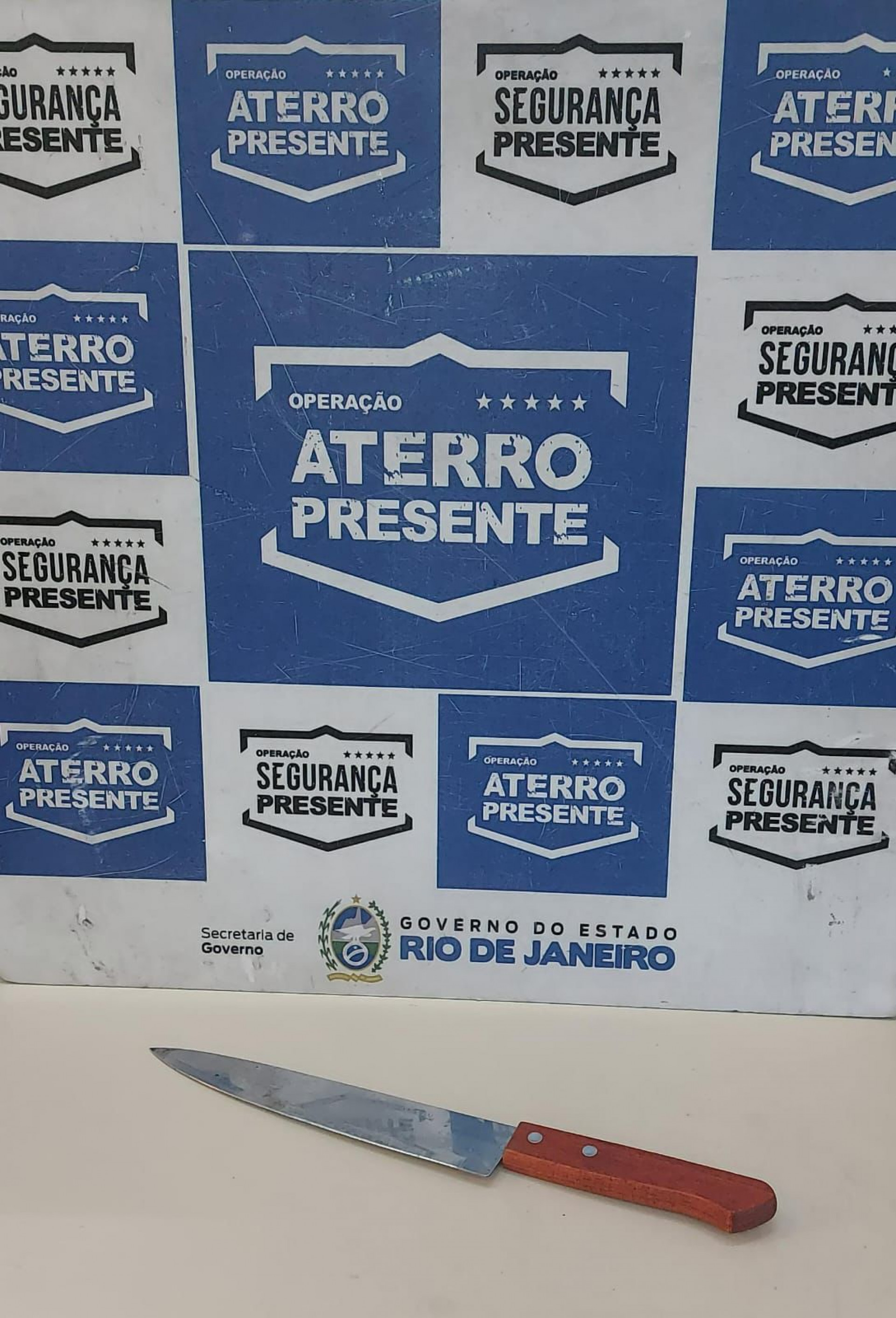 Uma faca foi apreendida no local - Divulgação