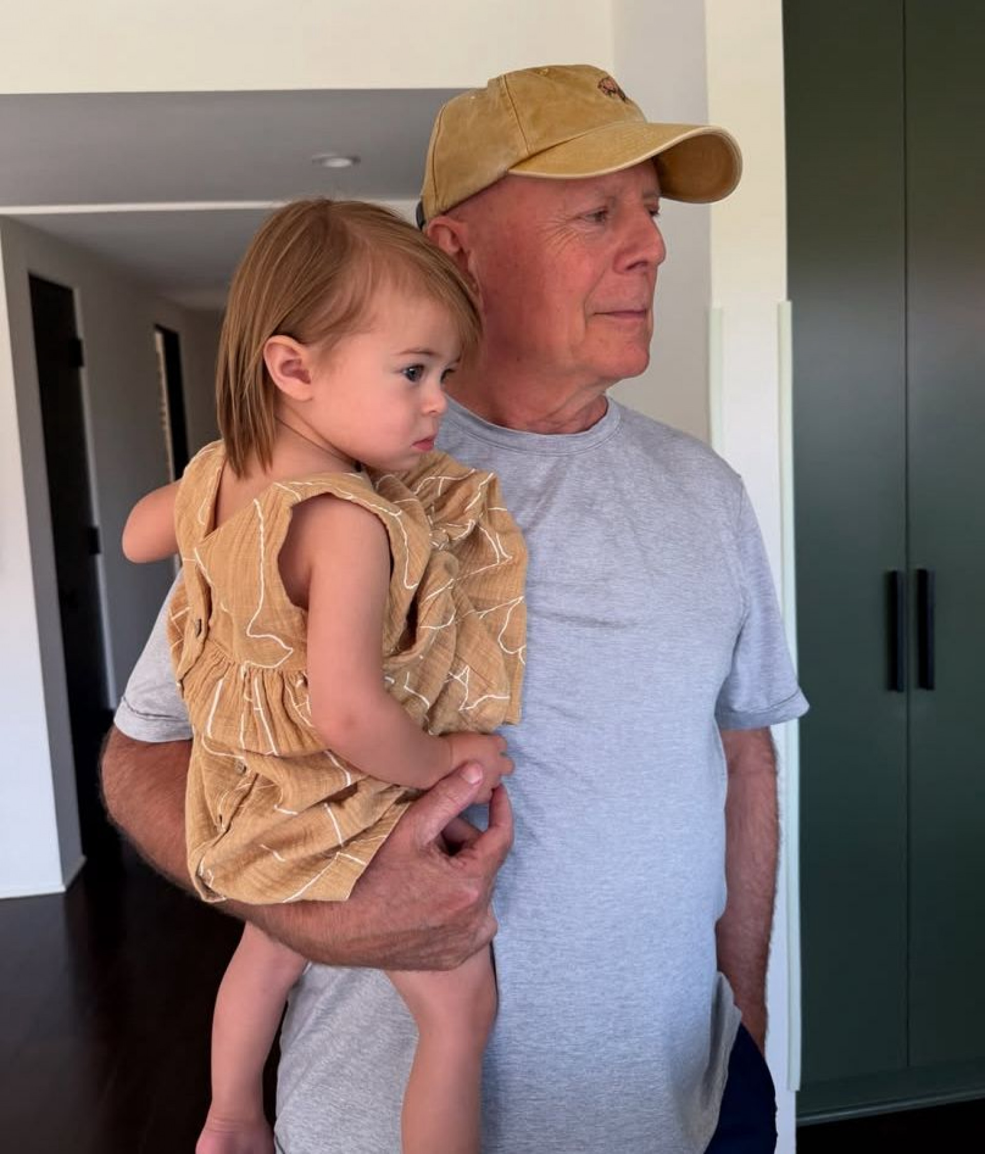 Bruce Willis com a neta no colo - Reprodução/Instagram