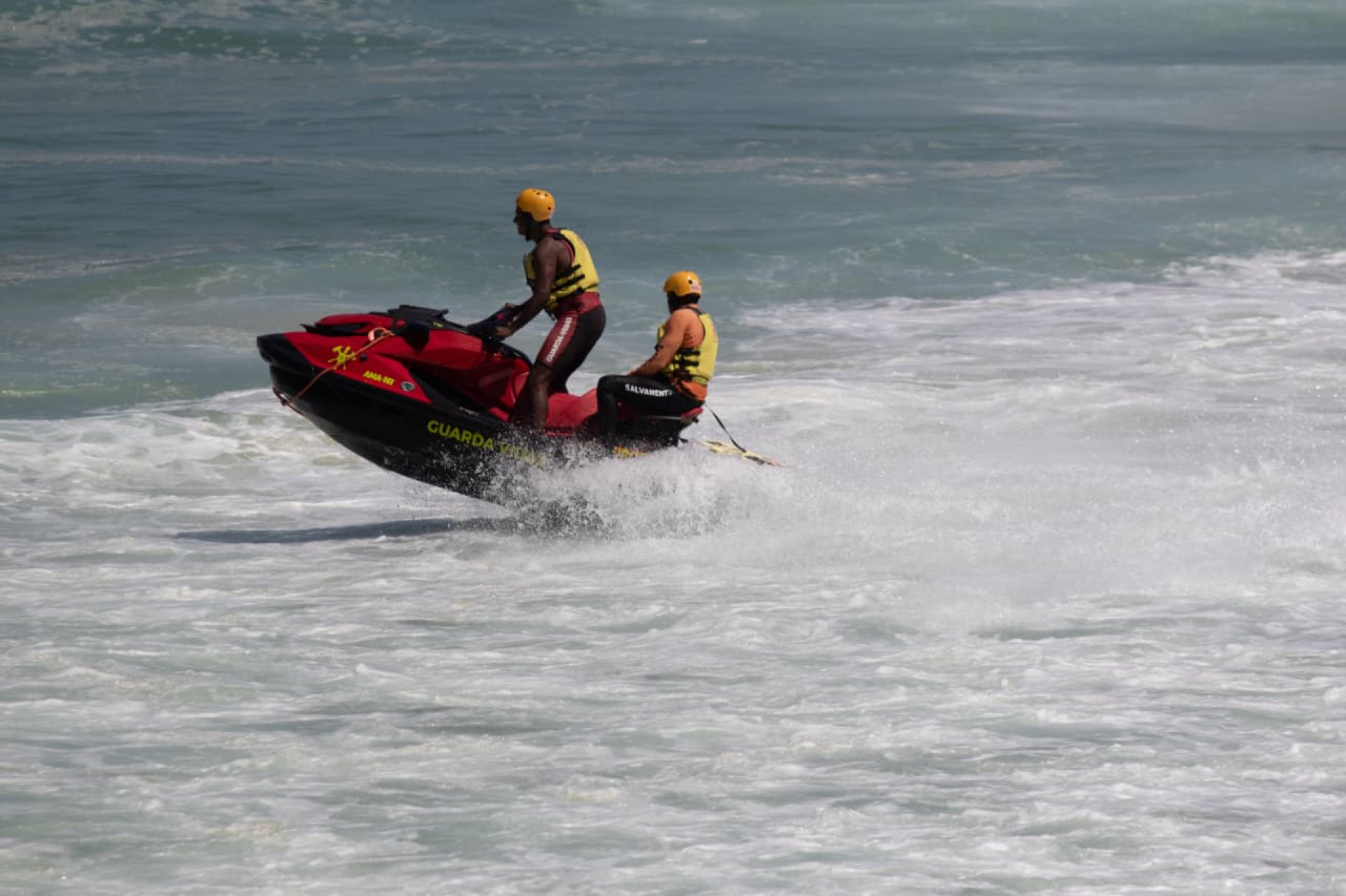 Bombeiros fazem buscas por casal de adolescentes desaparecido na Praia do Leme - Érica Martins/Agência O DIA