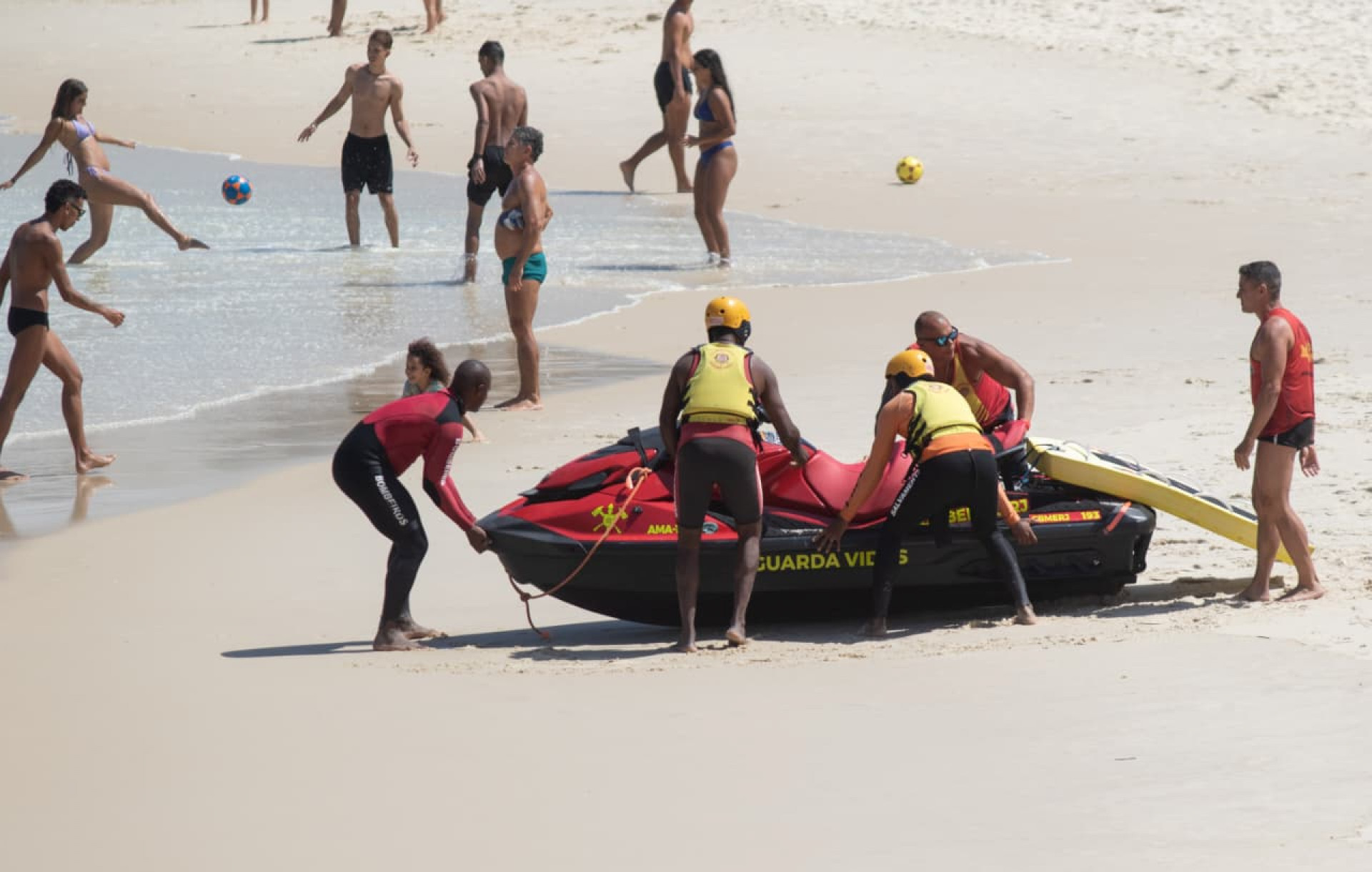Bombeiros fazem buscas por casal de adolescentes desaparecido na Praia do Leme - Érica Martins/Agência O DIA