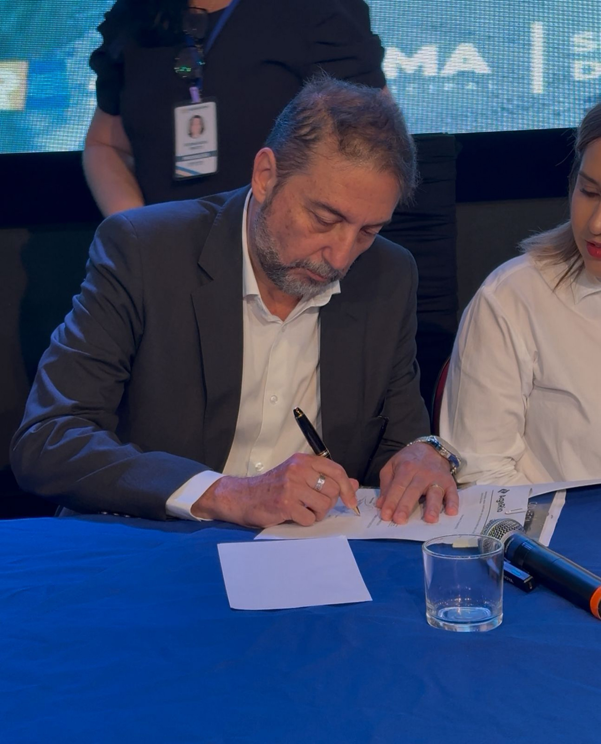 Prefeita Daniela Soares (PL) assina convênio com AgeRio para impulsionar crédito a empreendedores em Araruama
