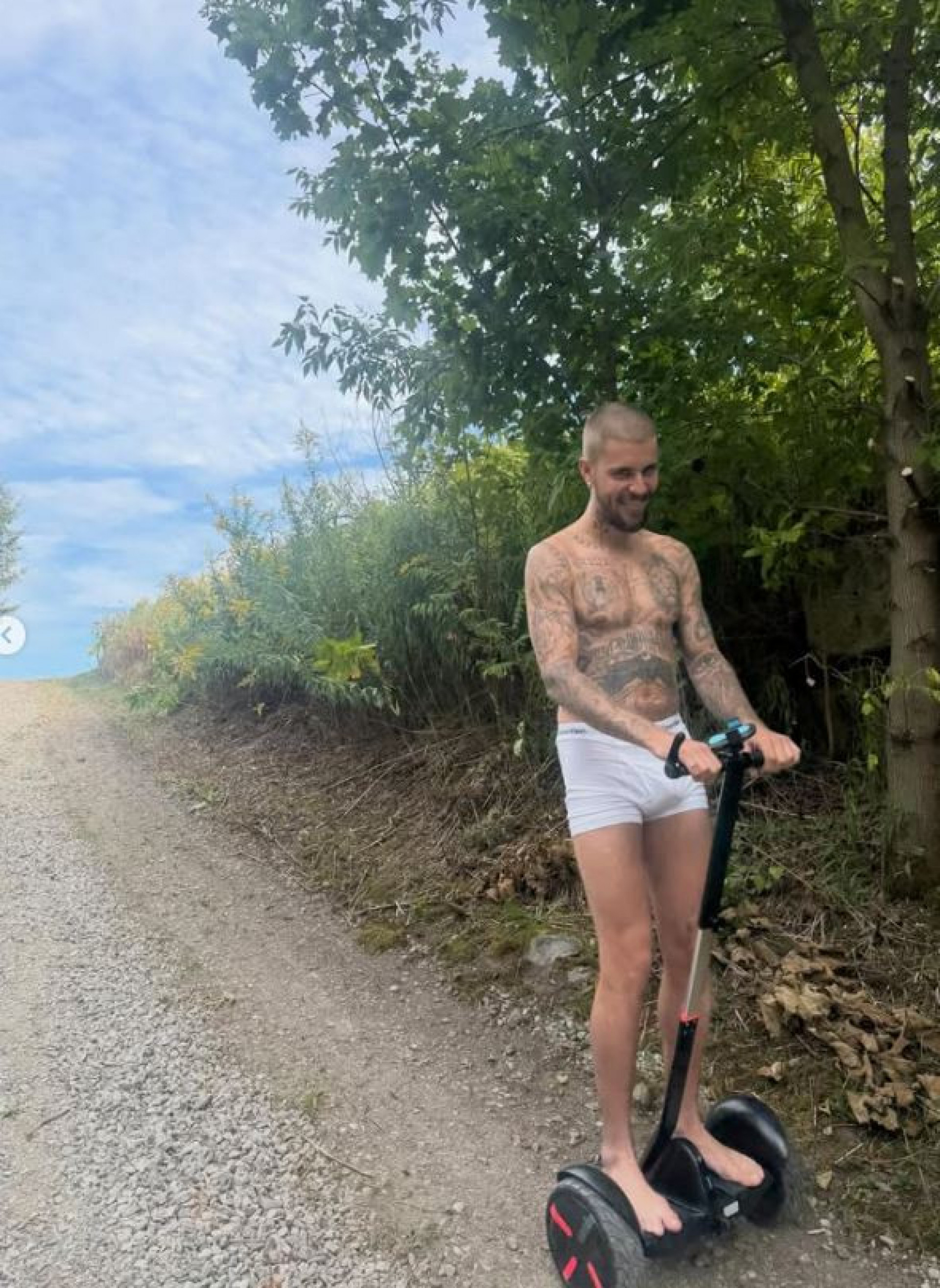 Sorridente, Justin Bieber aparece dirigindo 'patinete' em novos registros - Reprodução / Instagram