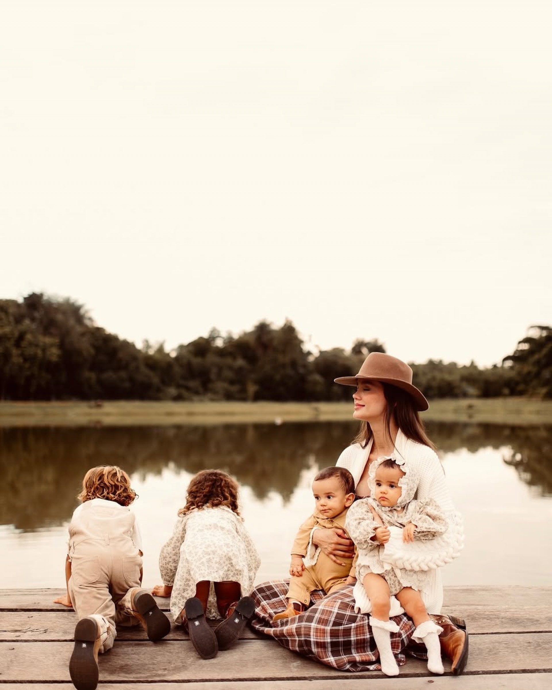 Biah Rodrigues em foto com os quatro filhos  - Reprodução/Instagram