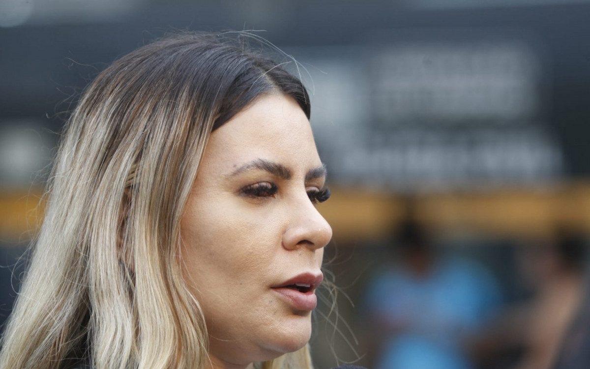 Mãe de Niquely esteve no IML para realizar a liberação do corpo - Reginaldo Pimenta/Agência O DIA