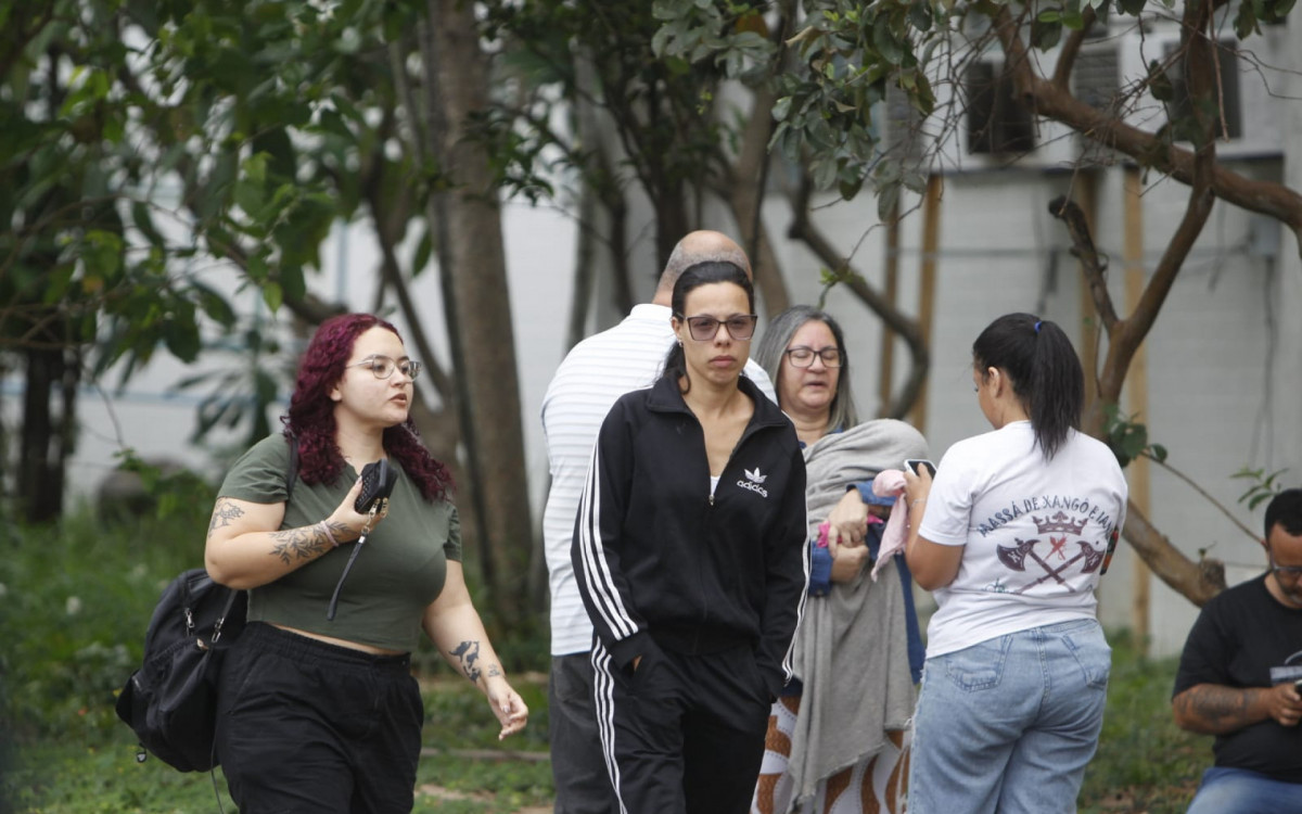 Familiares do torcedor do Vasco, Rodrigo José, estiveram no IML nesta sexta - Reginaldo Pimenta/Agência O DIA