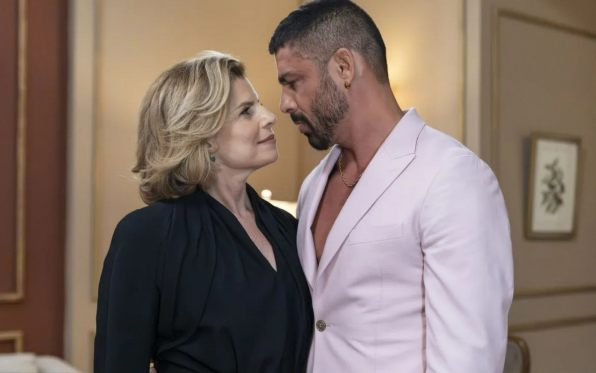 A vilã Odete Roitman e César protagonizam cenas quentes no remake de 'Vale Tudo', da TV Globo - Reprodução/TV Globo