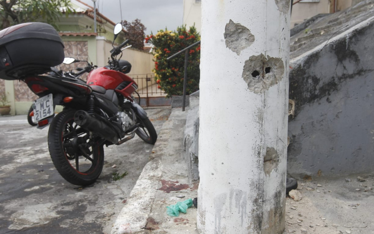 Marcas de tiros no poste - Reginaldo Pimenta / Agência O Dia