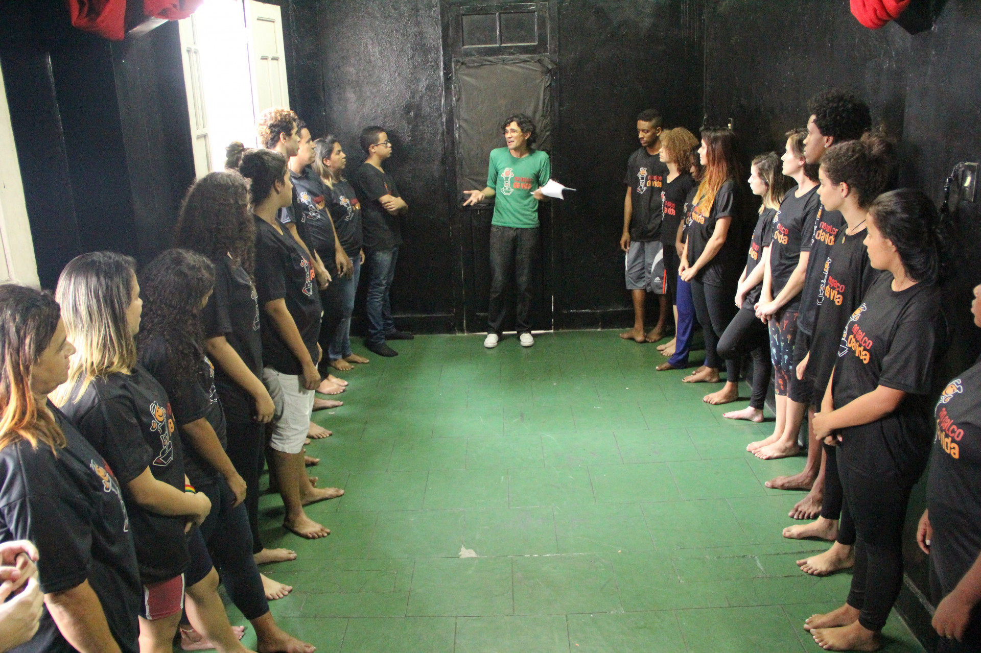 Wal dá aulas de teatro na sala multiuso - Will Dubrok / Divulgação