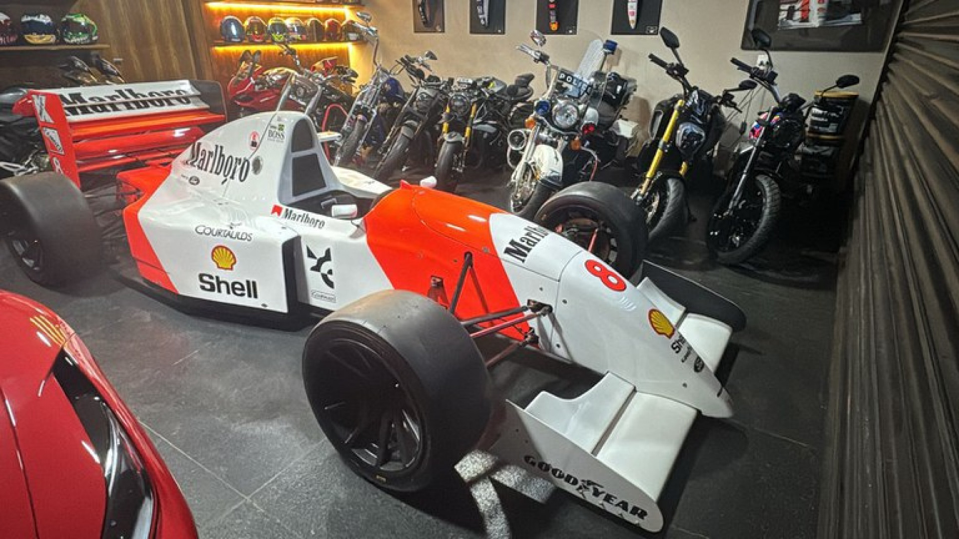 Os agentes federais tamb&eacute;m apreenderam uma r&eacute;plica do carro de F&oacute;rmula 1 de Ayrton Senna  - Divulga&ccedil;&atilde;o / PF