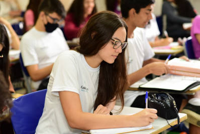 Programa oferece bolsas de estudos para alunos de baixa renda e de escola pública