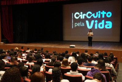 Palestra no teatro Maestro Franklin de Carvalho mobiliza 400 alunos com tema sobre prevenção às drogas, cursos gratuitos e mensagem de valorização da vida