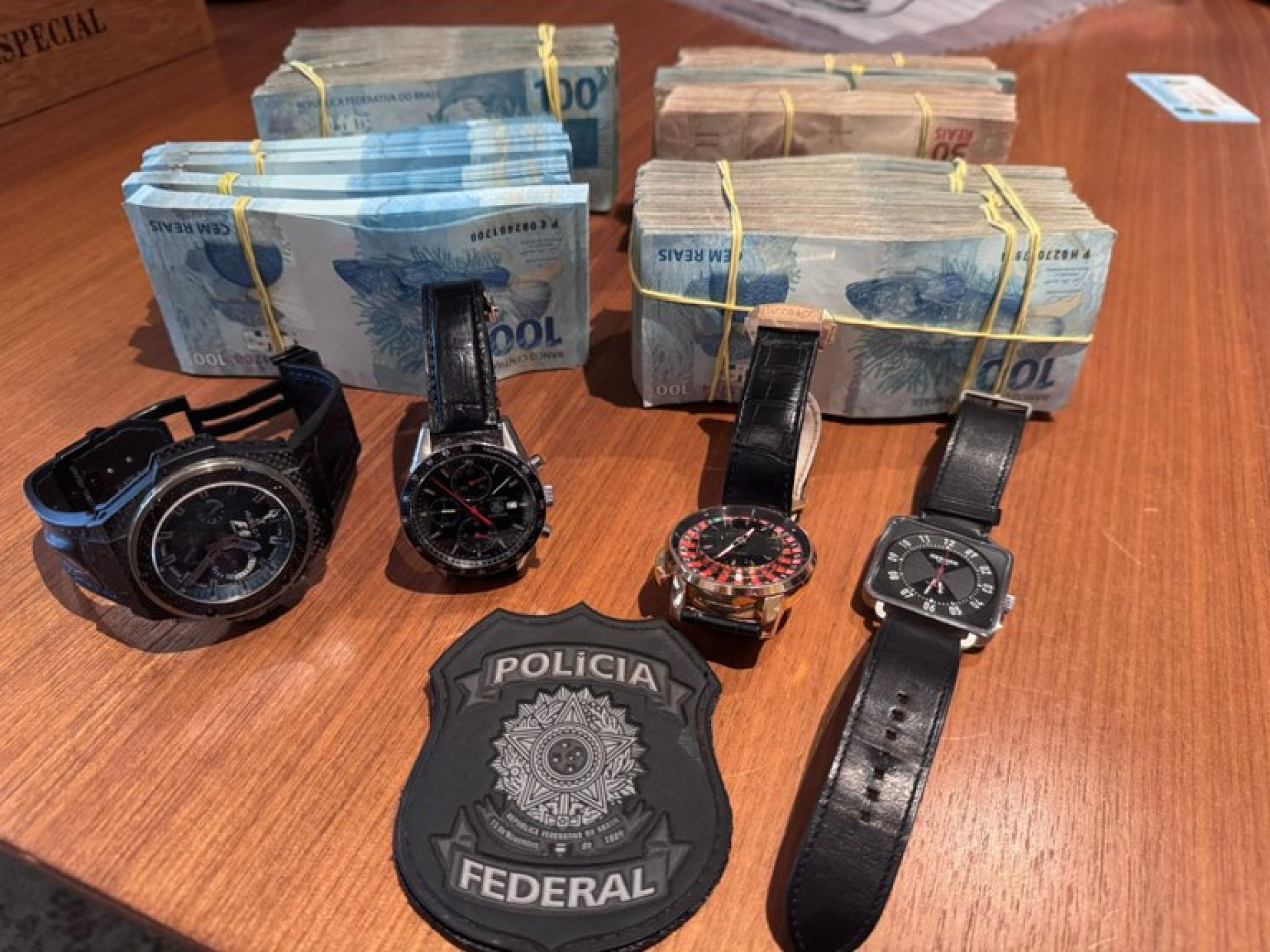 Uma alta quantia em dinheiro vivo e relógios foram apreendidos pela PF - Divulgação / PF