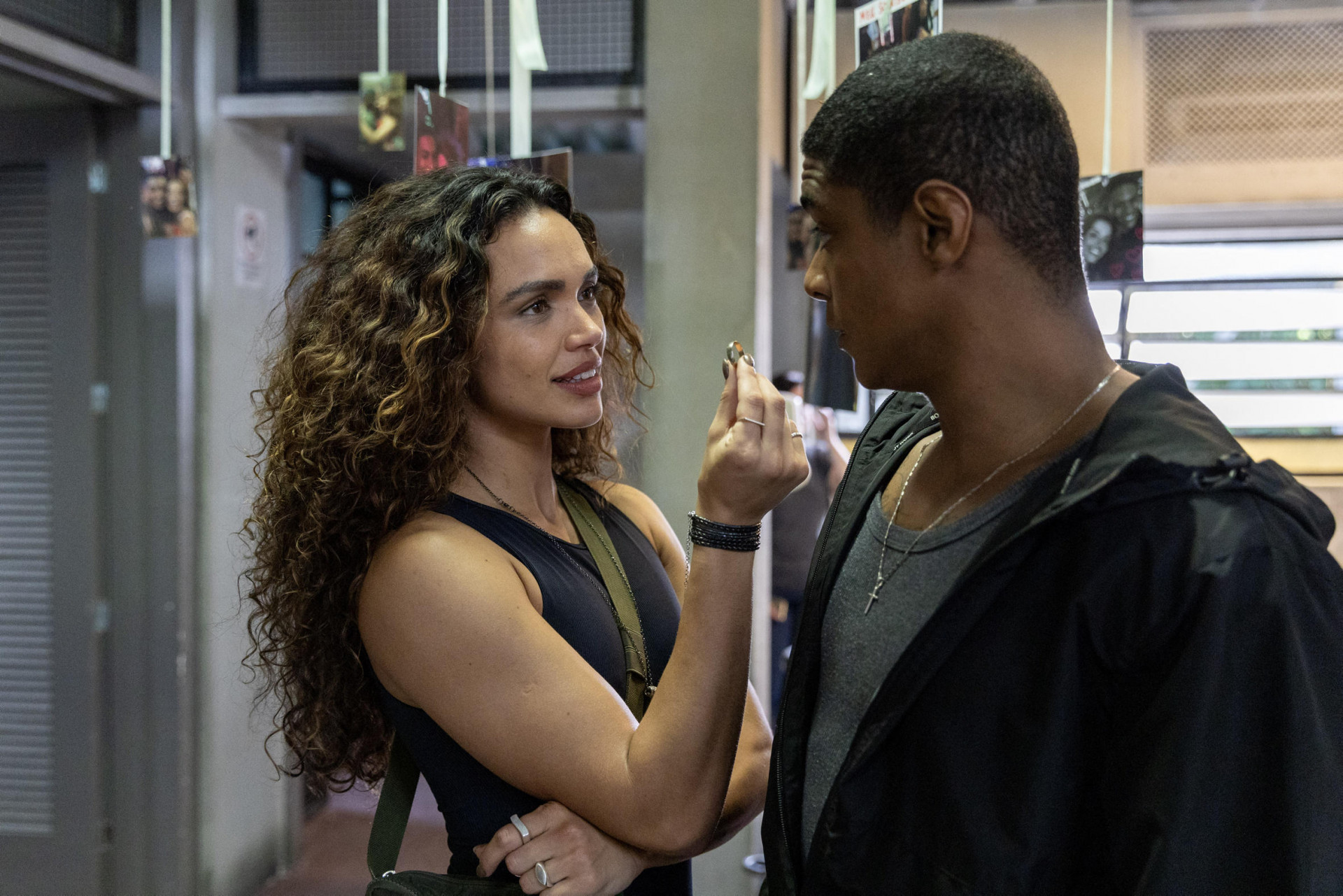 Bárbara pega uma aliança e pergunta a Marlon sobre o casamento - Globo/Angélica Goudinho