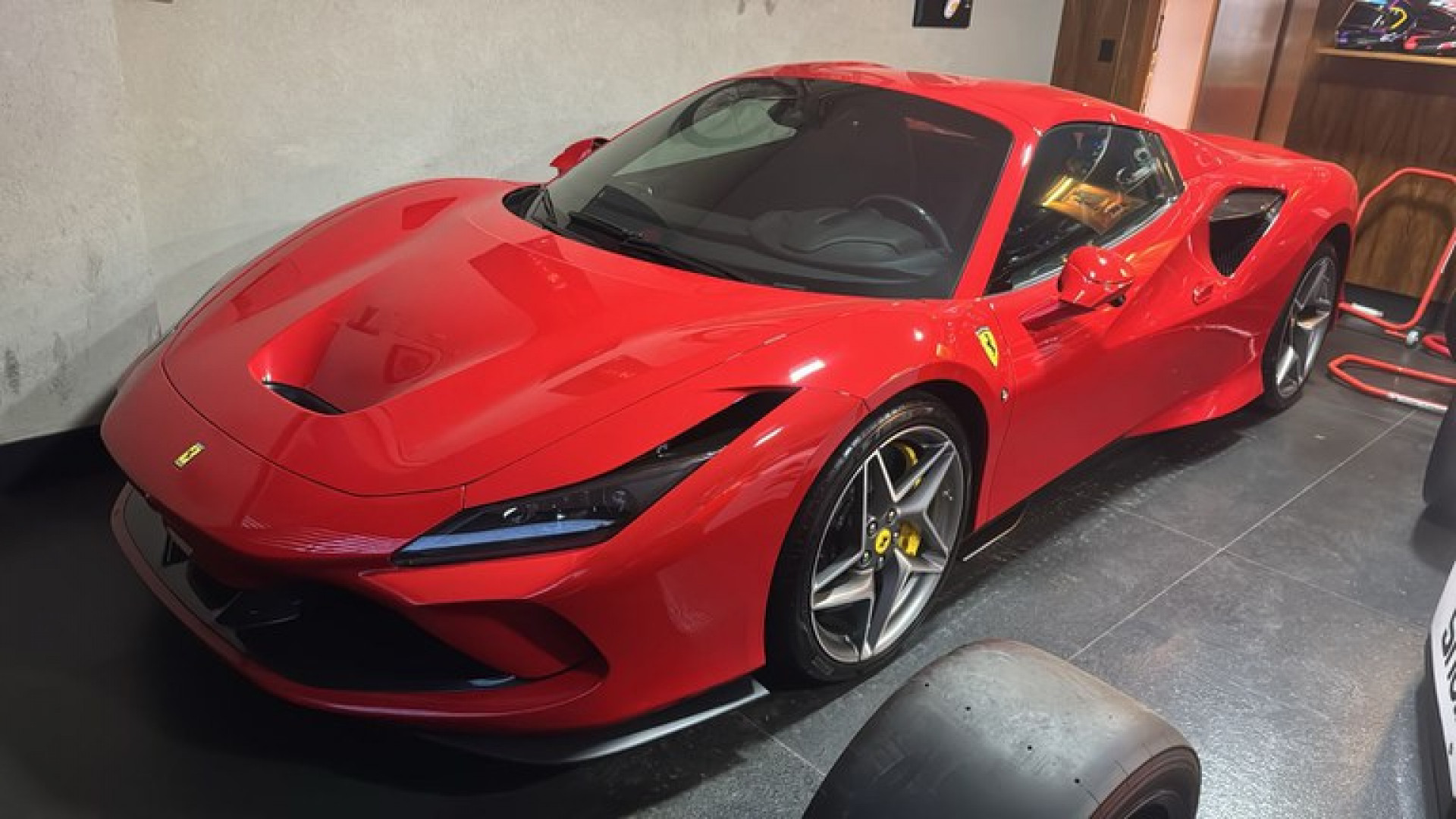 Polícia Federal apreendeu uma Ferrari na operação - Divulgação / PF