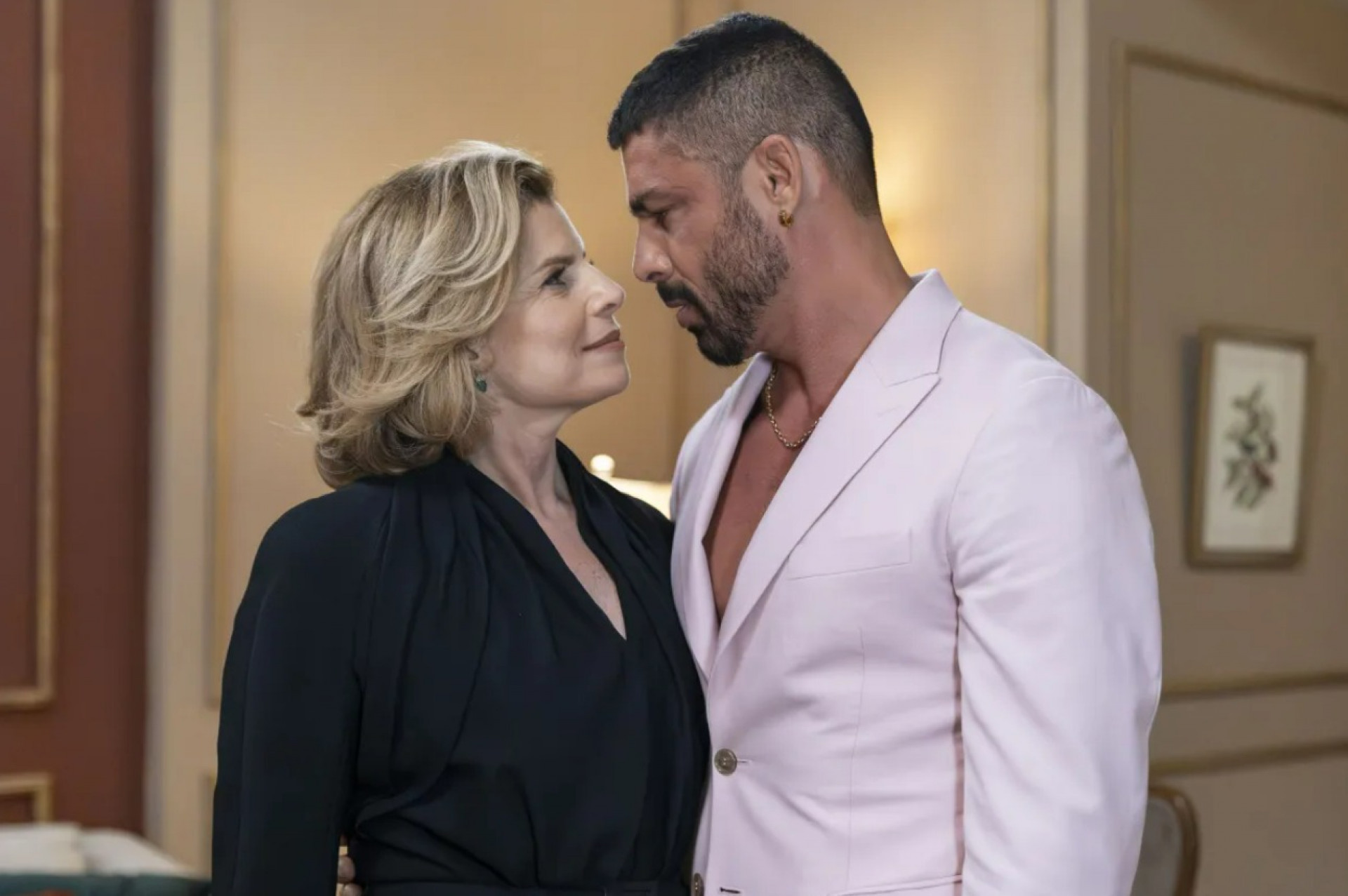 A vilã Odete Roitman e César protagonizam cenas quentes no remake de 'Vale Tudo', da TV Globo - Reprodução/TV Globo