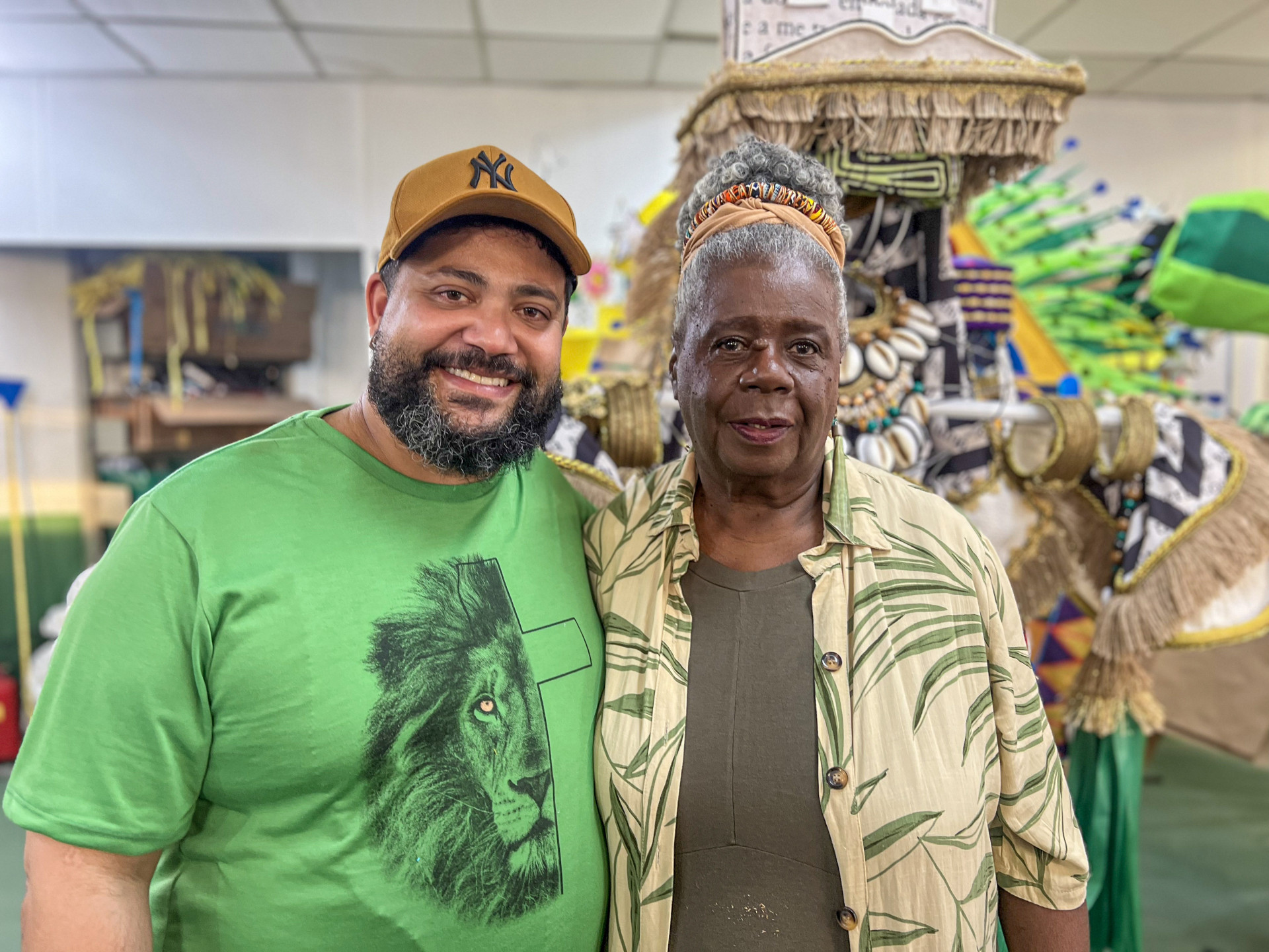 Carnavalesco Renato Esteves recebeu Conceição Evaristo no ateliê - Emerson Pereira / Império Serrano