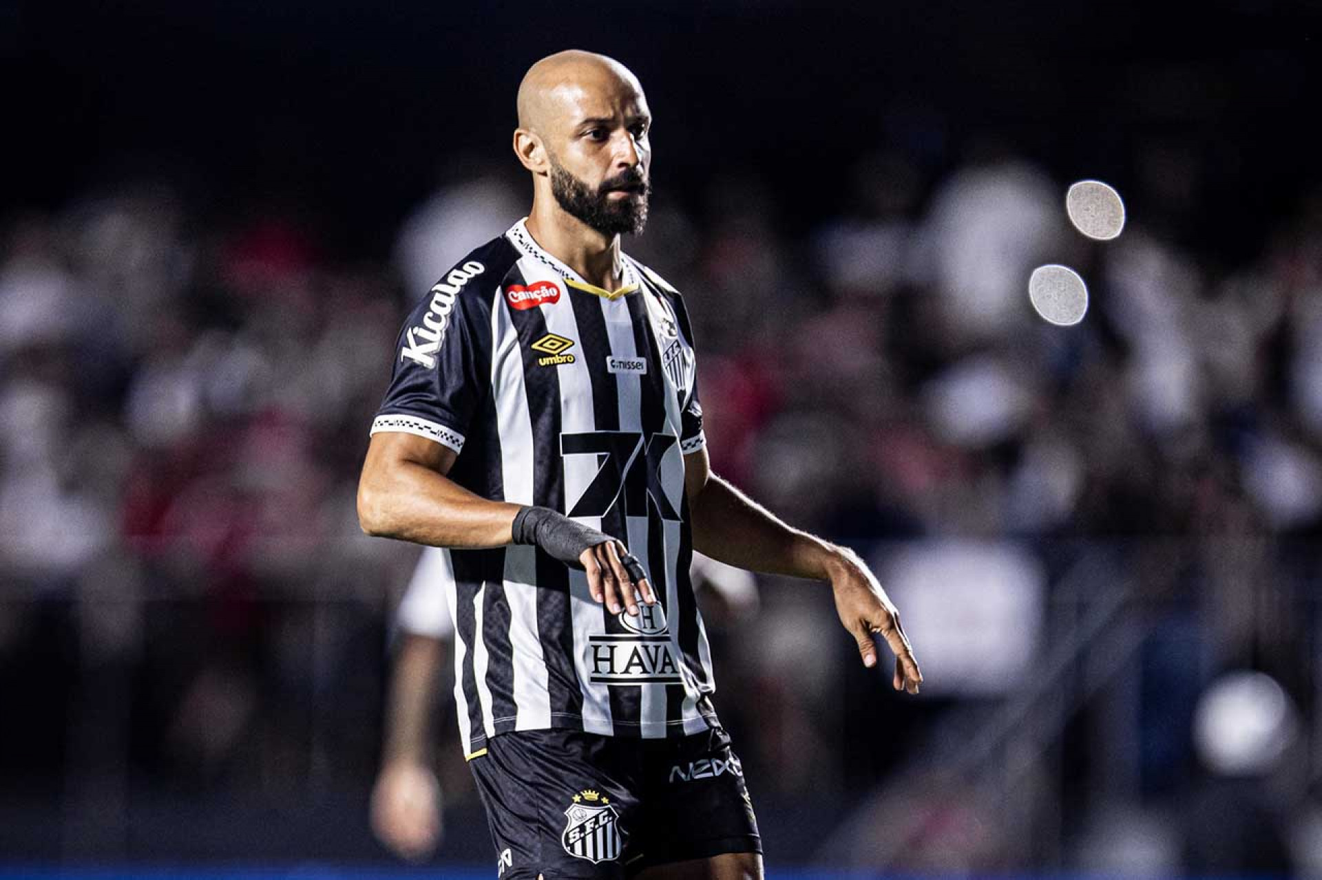 Thaciano perde espa&ccedil;o e vive momento de incerteza no Santos