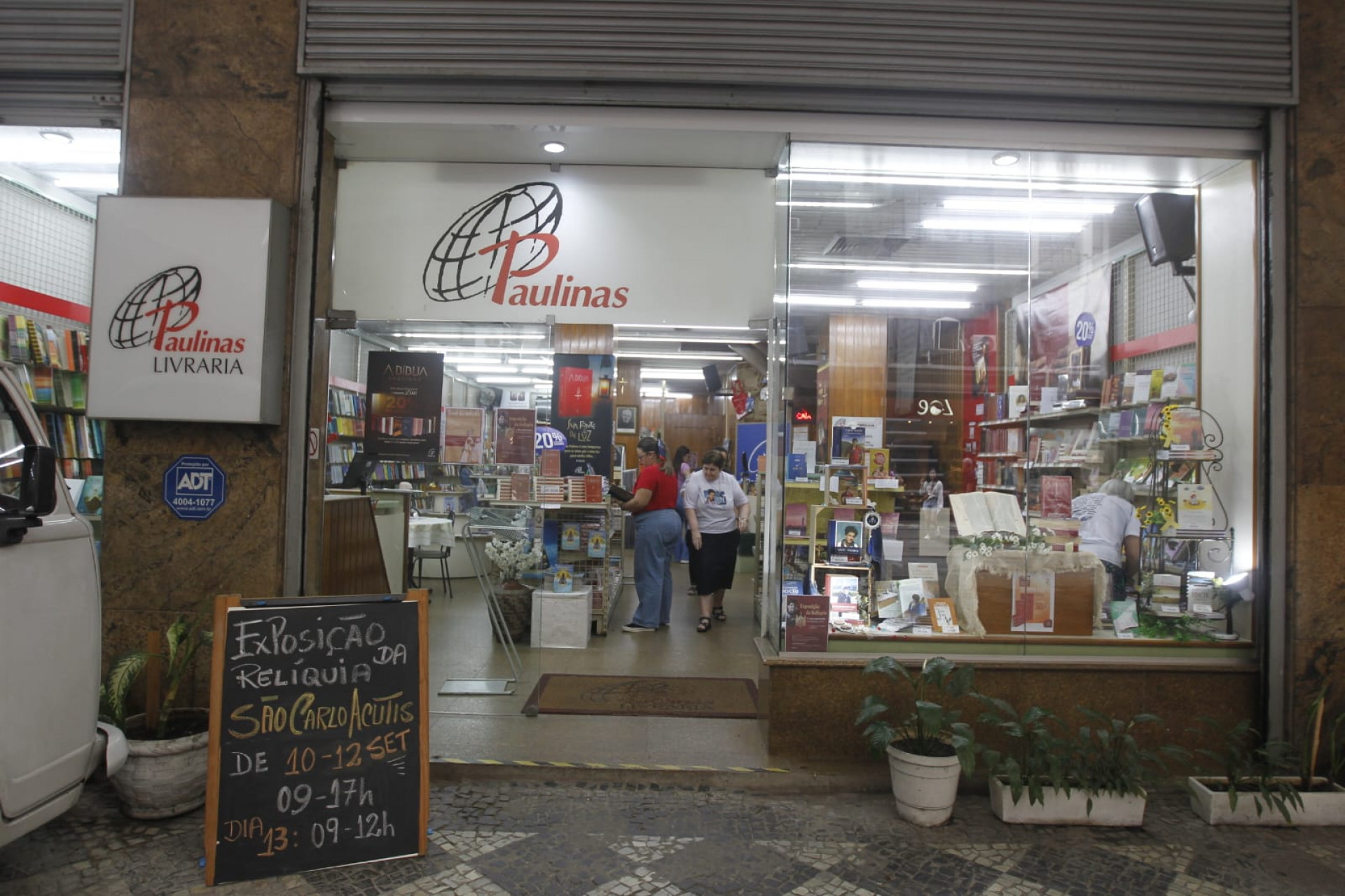 Exposição da relíquia do mais novo santo canonizado, São Carlo Acutis, atrai devotos no Centro do Rio - Reginaldo Pimenta/Agência O Dia