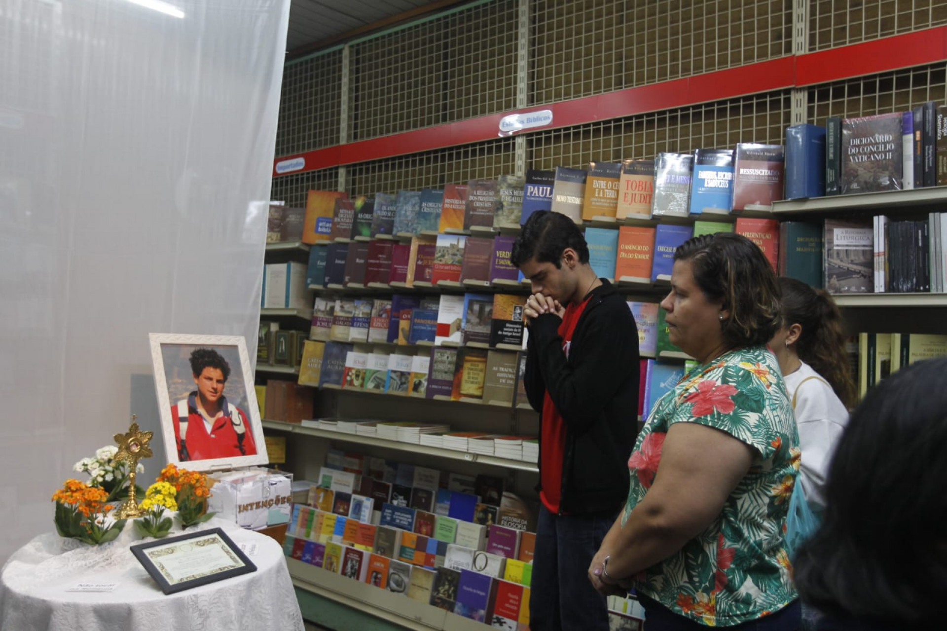 Exposição da relíquia do mais novo santo canonizado, São Carlo Acutis, atrai devotos no Centro do Rio - Reginaldo Pimenta/Agência O Dia