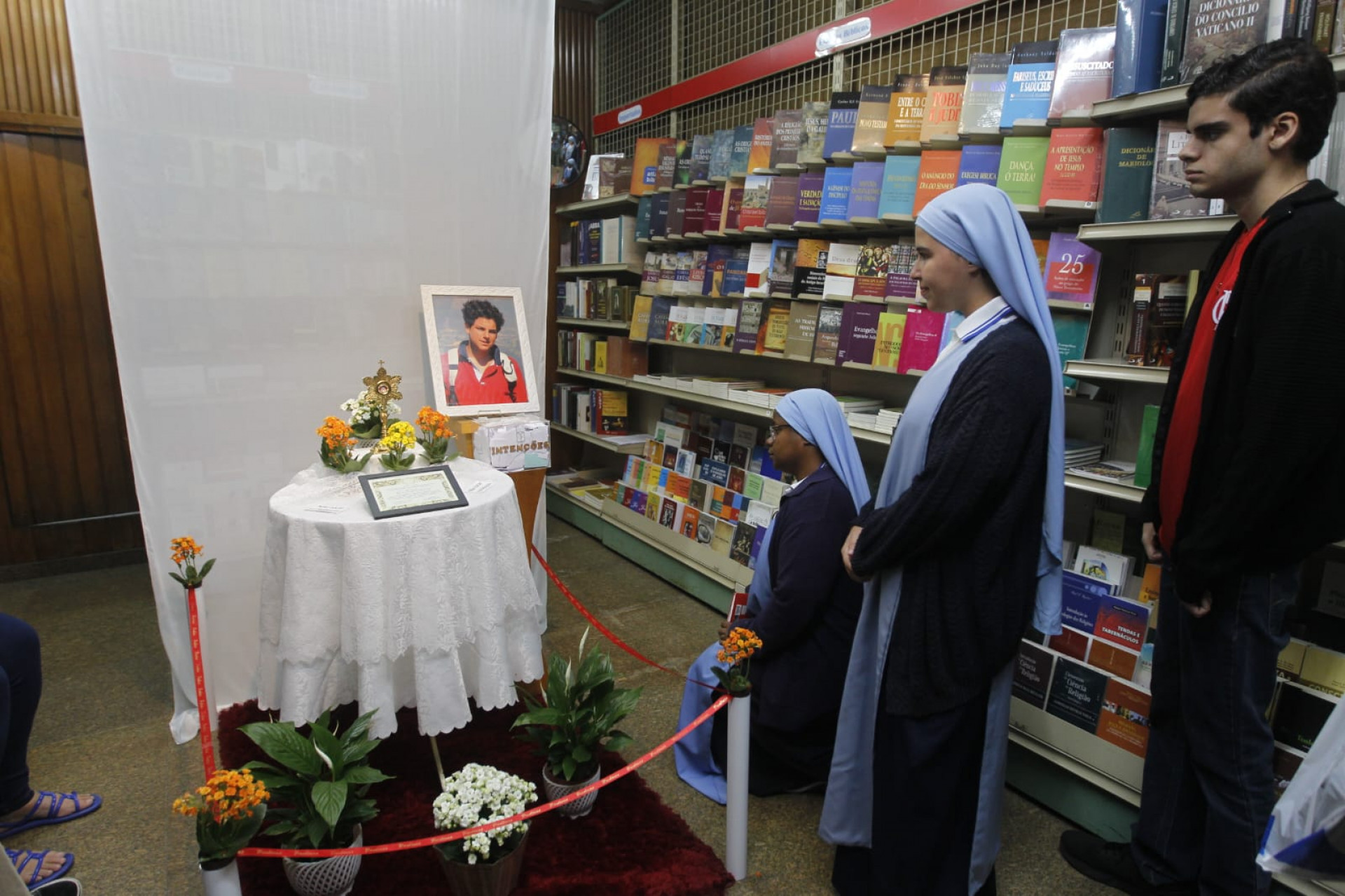 Exposição da relíquia do mais novo santo canonizado, São Carlo Acutis, atrai devotos no Centro do Rio - Reginaldo Pimenta/Agência O Dia