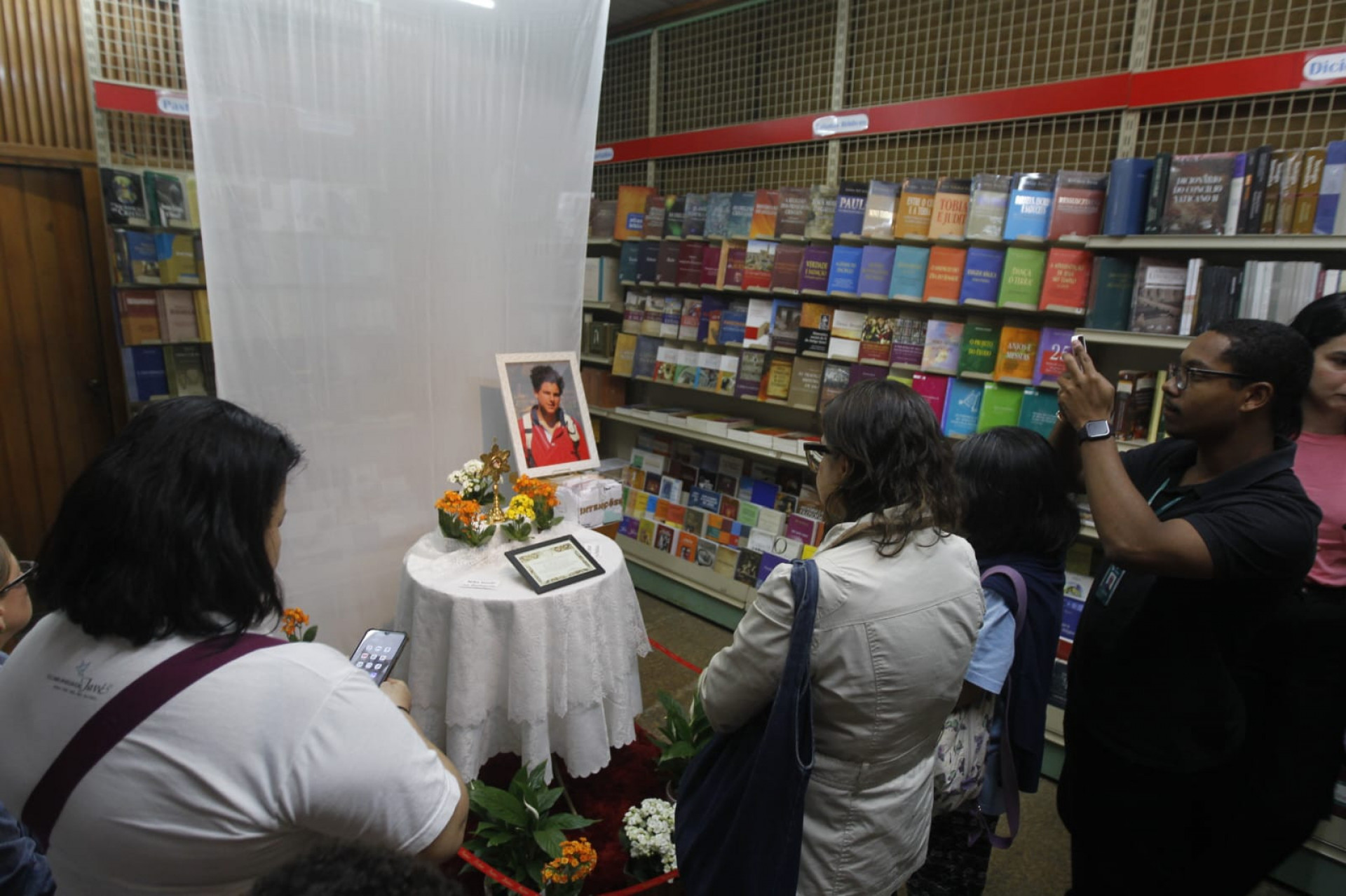 Exposição da relíquia do mais novo santo canonizado, São Carlo Acutis, atrai devotos no Centro do Rio - Reginaldo Pimenta/Agência O Dia