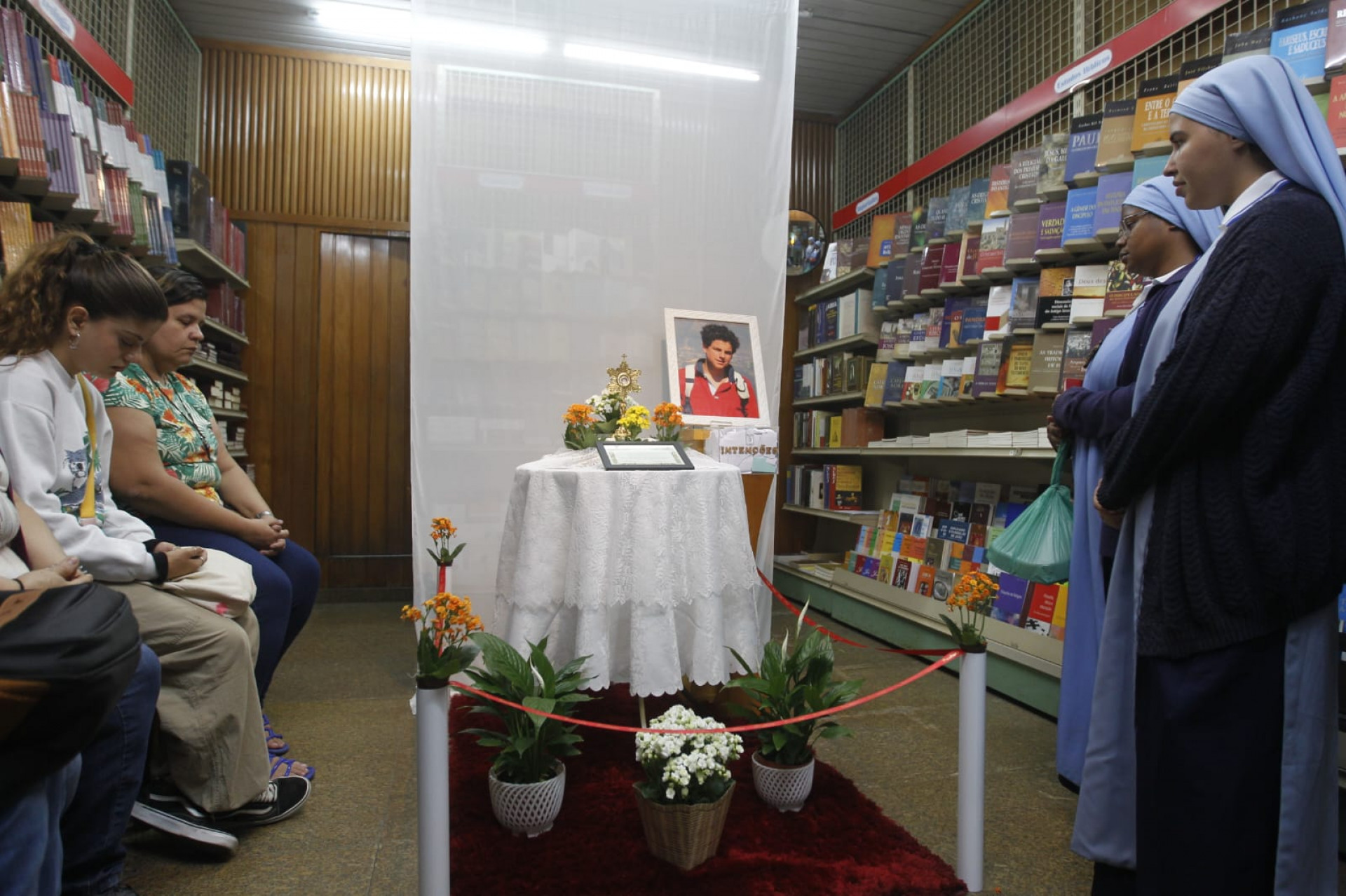 Exposição da relíquia do mais novo santo canonizado, São Carlo Acutis, atrai devotos no Centro do Rio - Reginaldo Pimenta/Agência O Dia