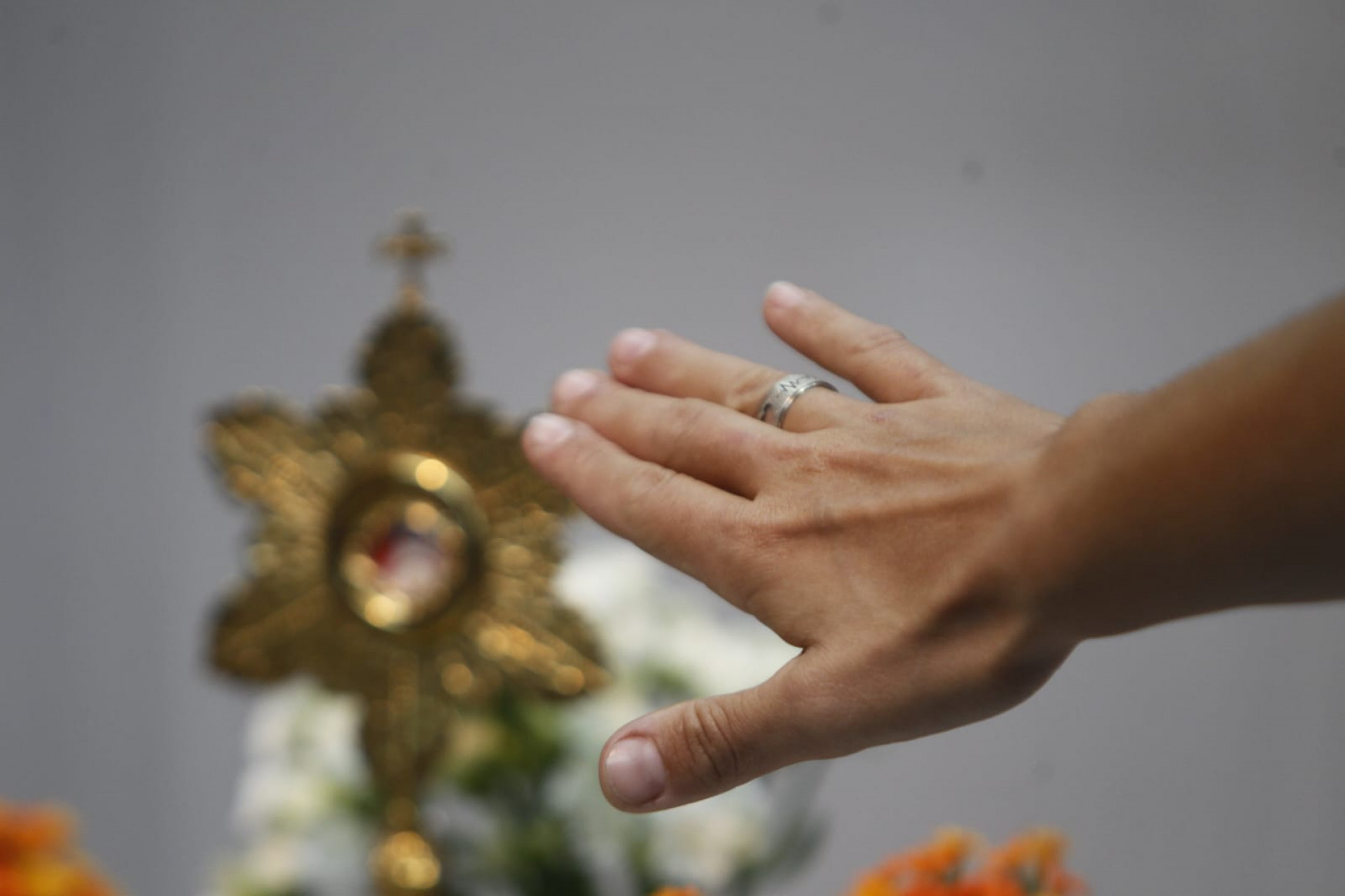 Exposição da relíquia do mais novo santo canonizado, São Carlo Acutis, atrai devotos no Centro do Rio - Reginaldo Pimenta/Agência O Dia