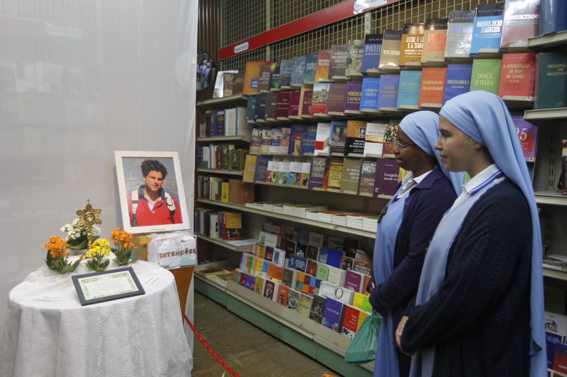 Exposição da relíquia do mais novo santo canonizado, São Carlo Acutis, atrai devotos no Centro do Rio - Reginaldo Pimenta/Agência O Dia