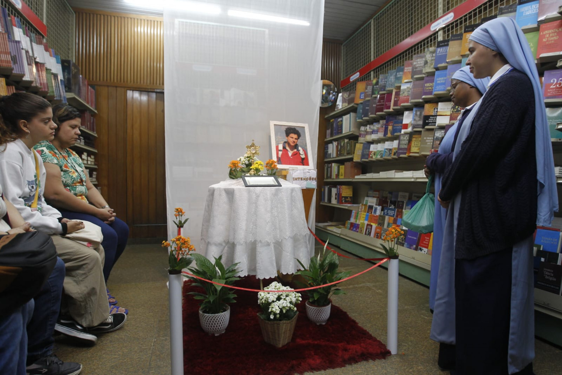 Exposição da relíquia do mais novo santo canonizado, São Carlo Acutis, atrai devotos no Centro do Rio - Reginaldo Pimenta/Agência O Dia