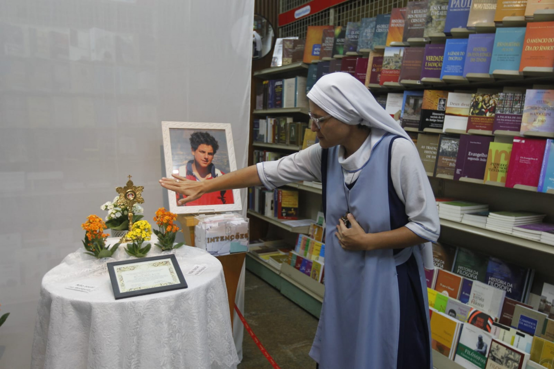 Exposição da relíquia do mais novo santo canonizado, São Carlo Acutis, atrai devotos no Centro do Rio - Reginaldo Pimenta/Agência O Dia