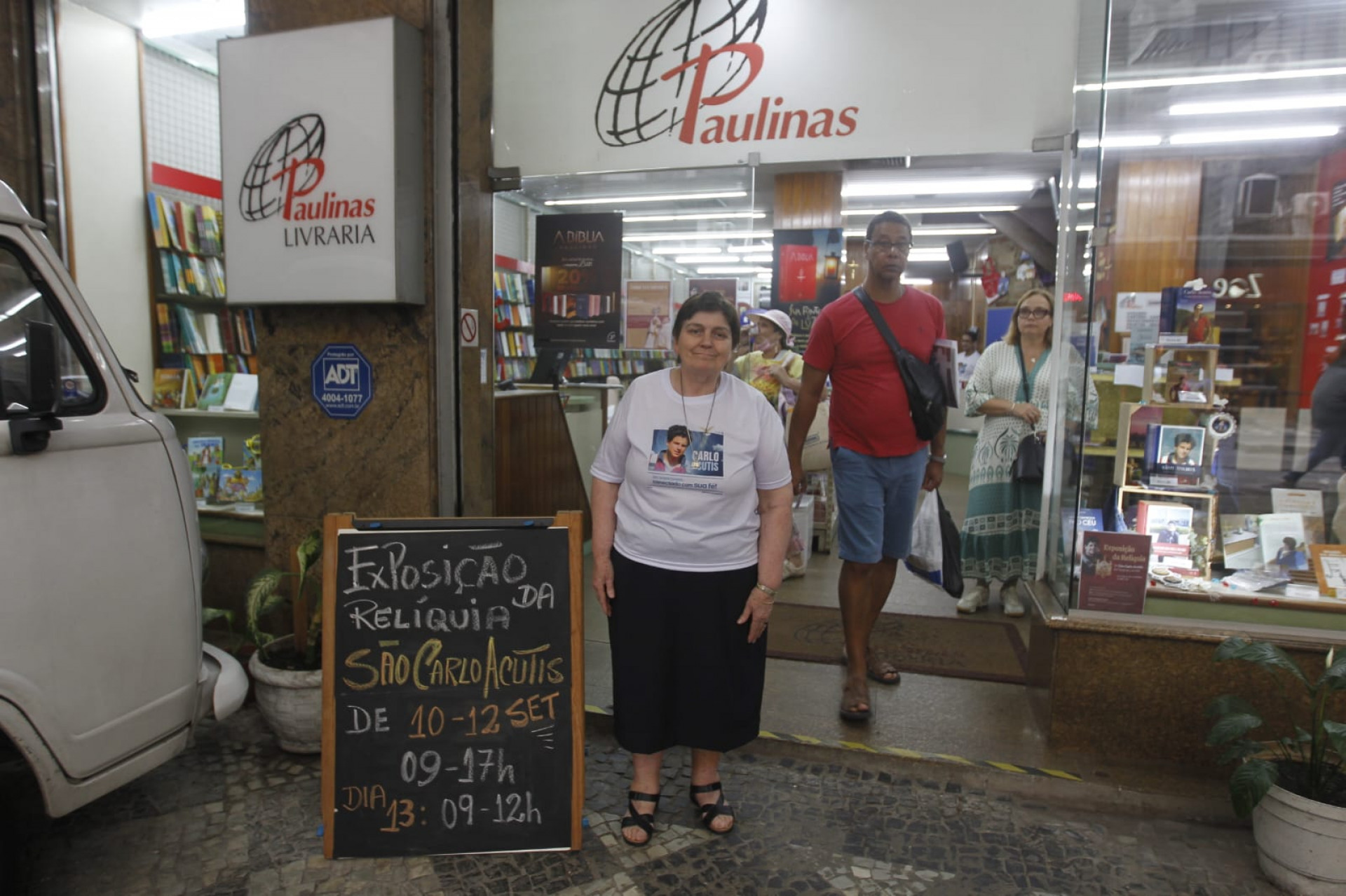 El&oacute;ine Terezinha Corazza, gerente da livraria e uma das organizadoras da exposi&ccedil;&atilde;o - Reginaldo Pimenta/Ag&ecirc;ncia O Dia