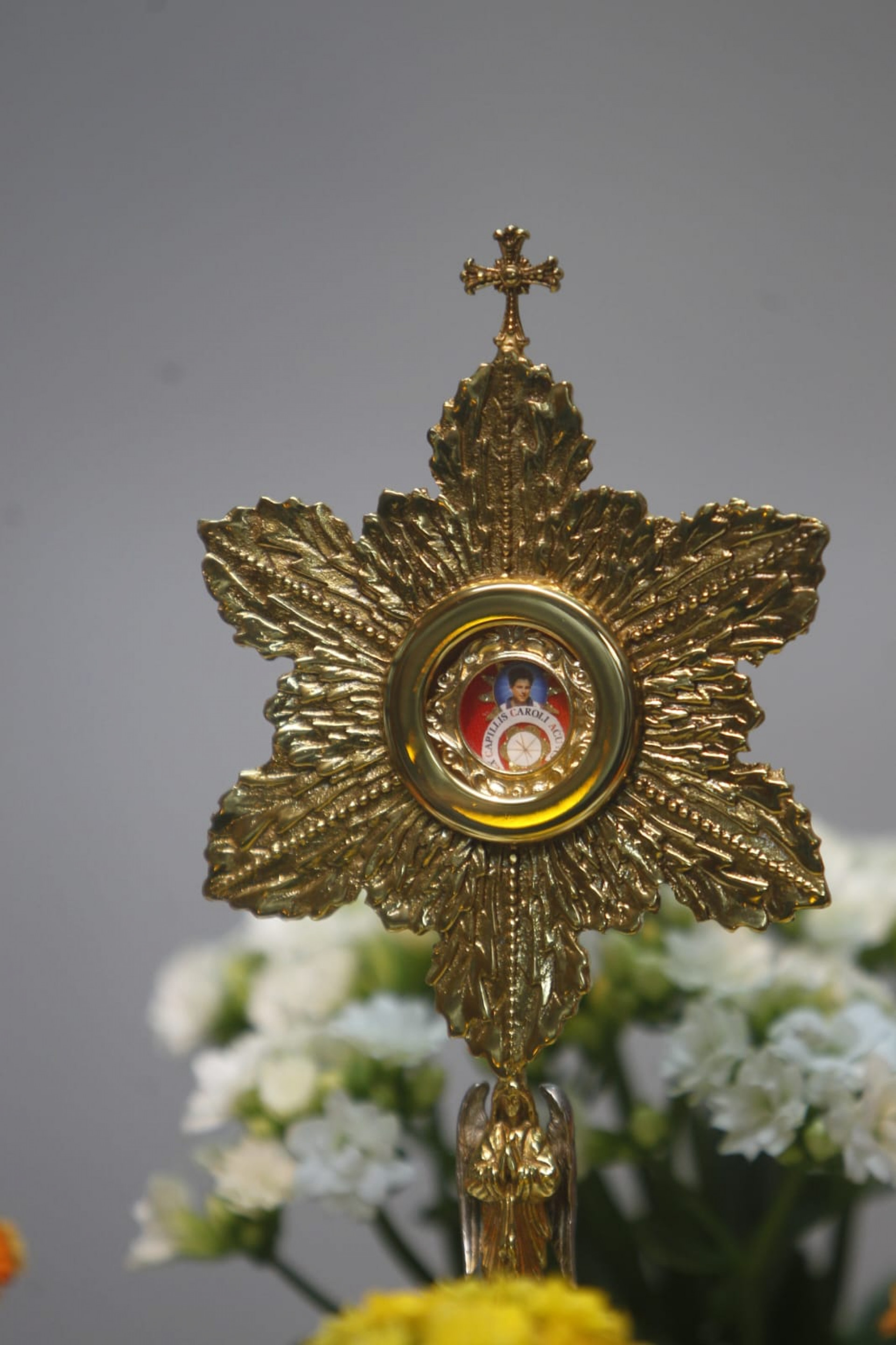 Exposição da relíquia do mais novo santo canonizado, São Carlo Acutis, atrai devotos no Centro do Rio - Reginaldo Pimenta/Agência O Dia