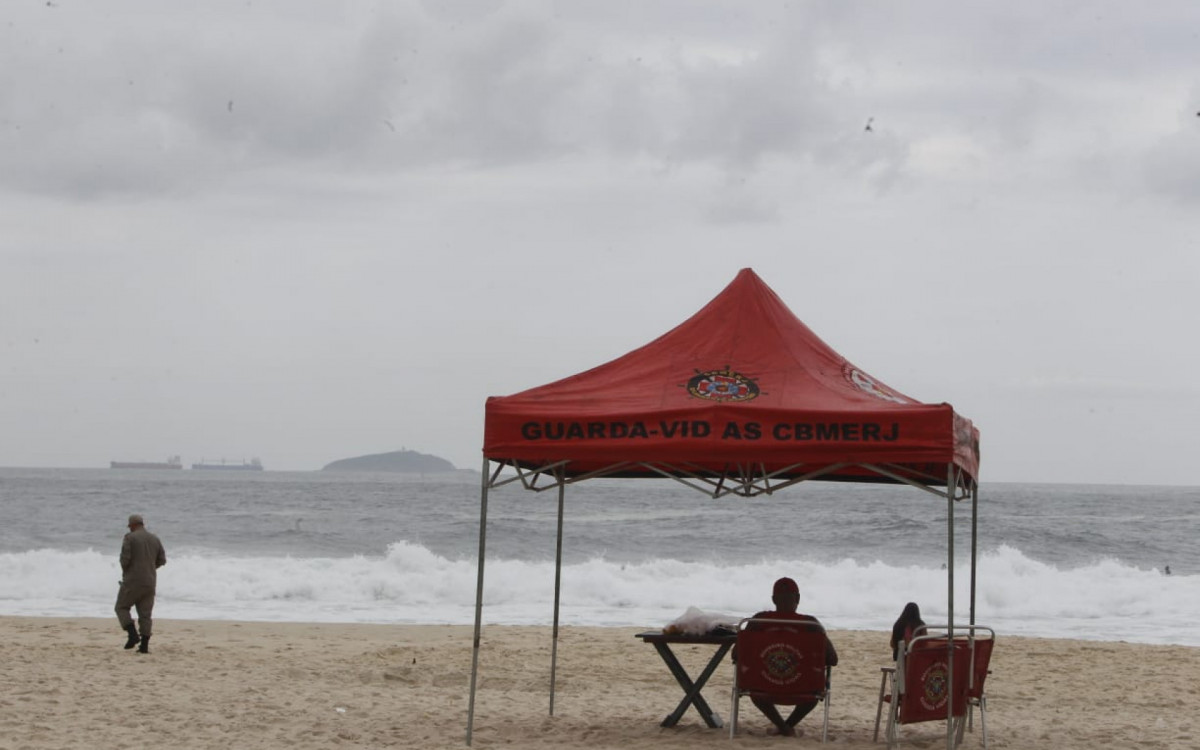 Na quarta-feira (10), cinco pessoas mergulharam nas proximidades do costão, mas apenas dois homens e uma mulher, foram resgatados quase que de imediato - Reginaldo Pimenta / Agência O Dia