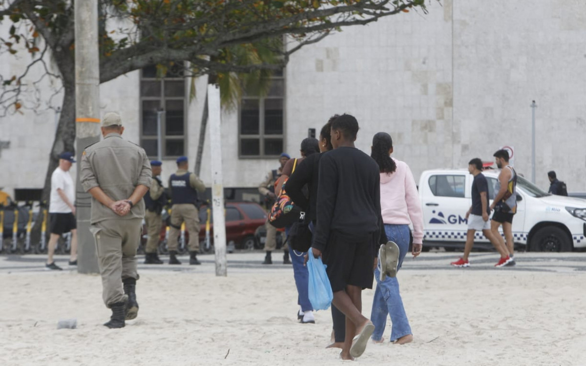 Parentes do adolescente acompanham os trabalhos dos bombeiros neste sábado (13) - Reginaldo Pimenta / Agência O Dia