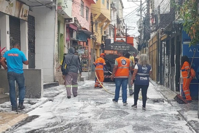 Cerca de 100 garis realizam ação especial de limpeza no Jacarezinho