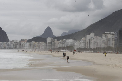 Chance de chuva, céu nublado e mar agitado: veja a previsão do tempo para os próximos dias