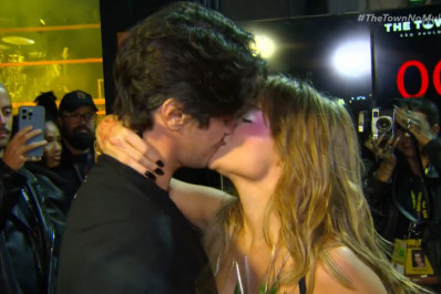 Luísa Sonza ganha flores e beijinhos do namorado após show no The Town