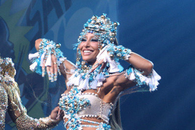 Sabrina Sato se esbalda em final de samba da Vila Isabel