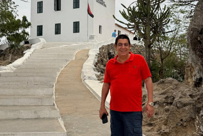 Zeca Pagodinho curte viagem em Angola