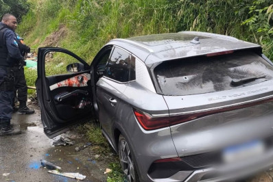 Perseguição policial após roubo de veículo termina com suspeito baleado na Zona Oeste