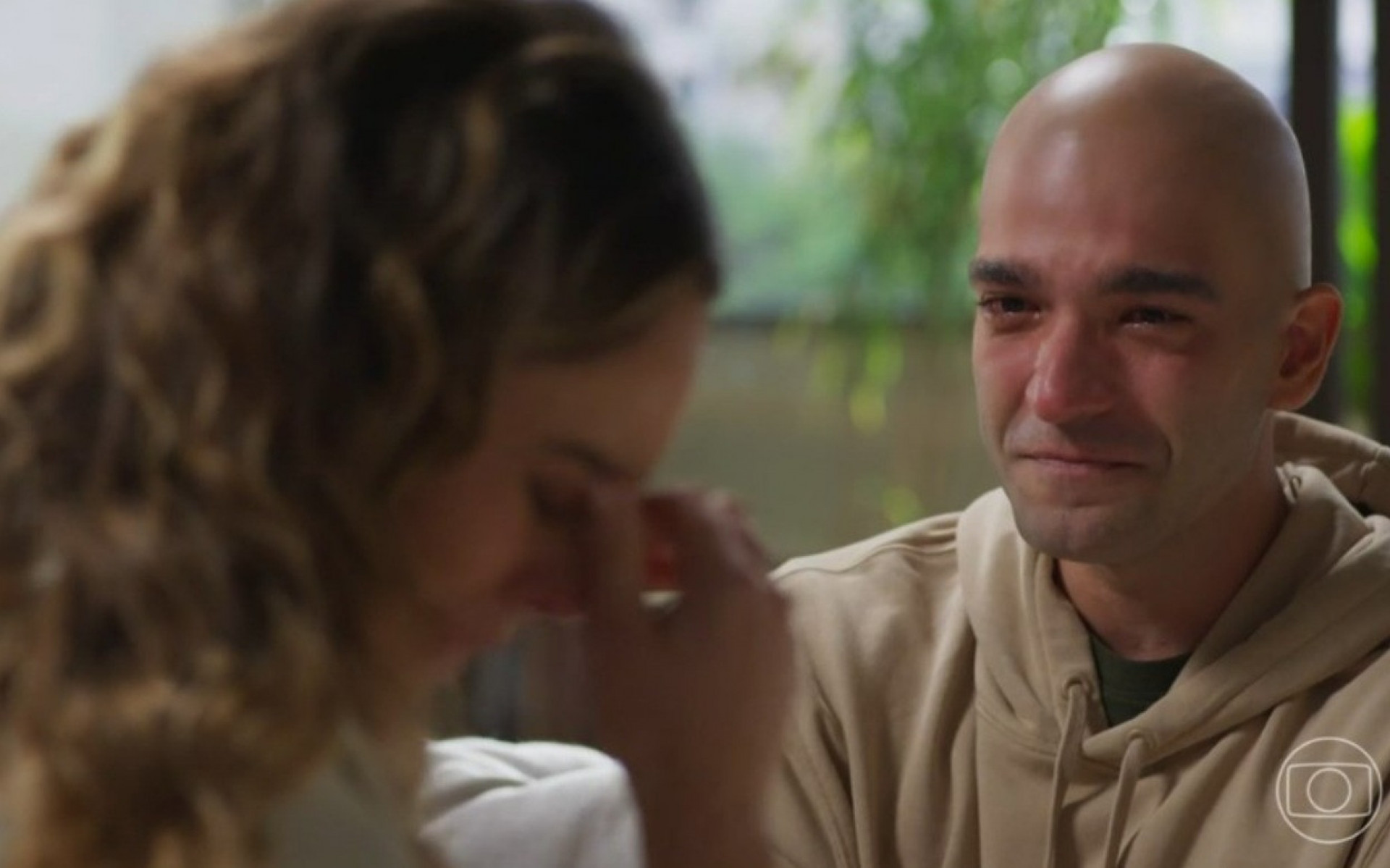 Heleninha (Paolla Oliveira) e Afonso (Humberto Carrão) em cena de Vale Tudo - Reprodução de vídeo / TV Globo