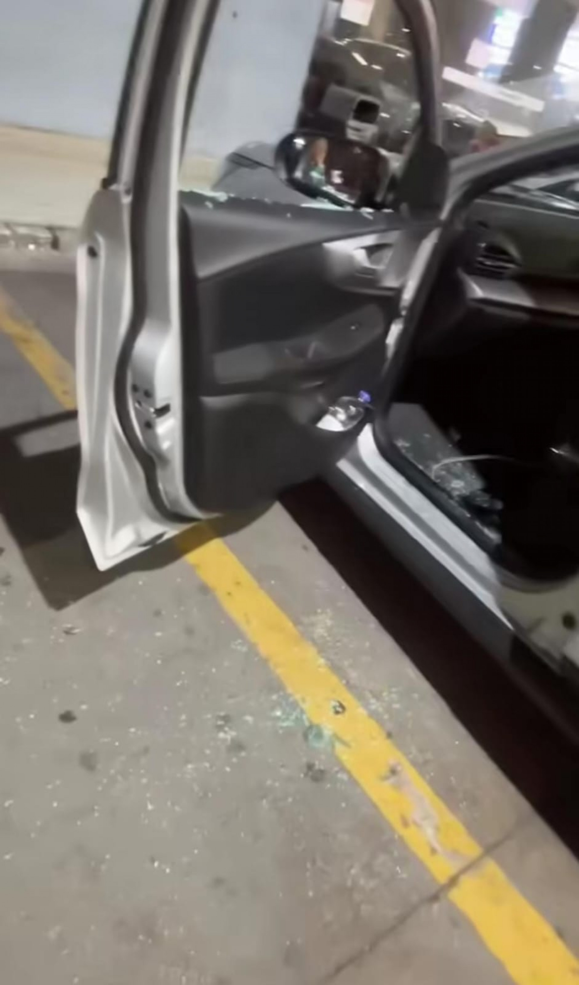 Mulher Abacaxi mostra vidros de carro quebrados após tentativa de assalto em São Paulo - Reprodução de vídeo / Instagram
