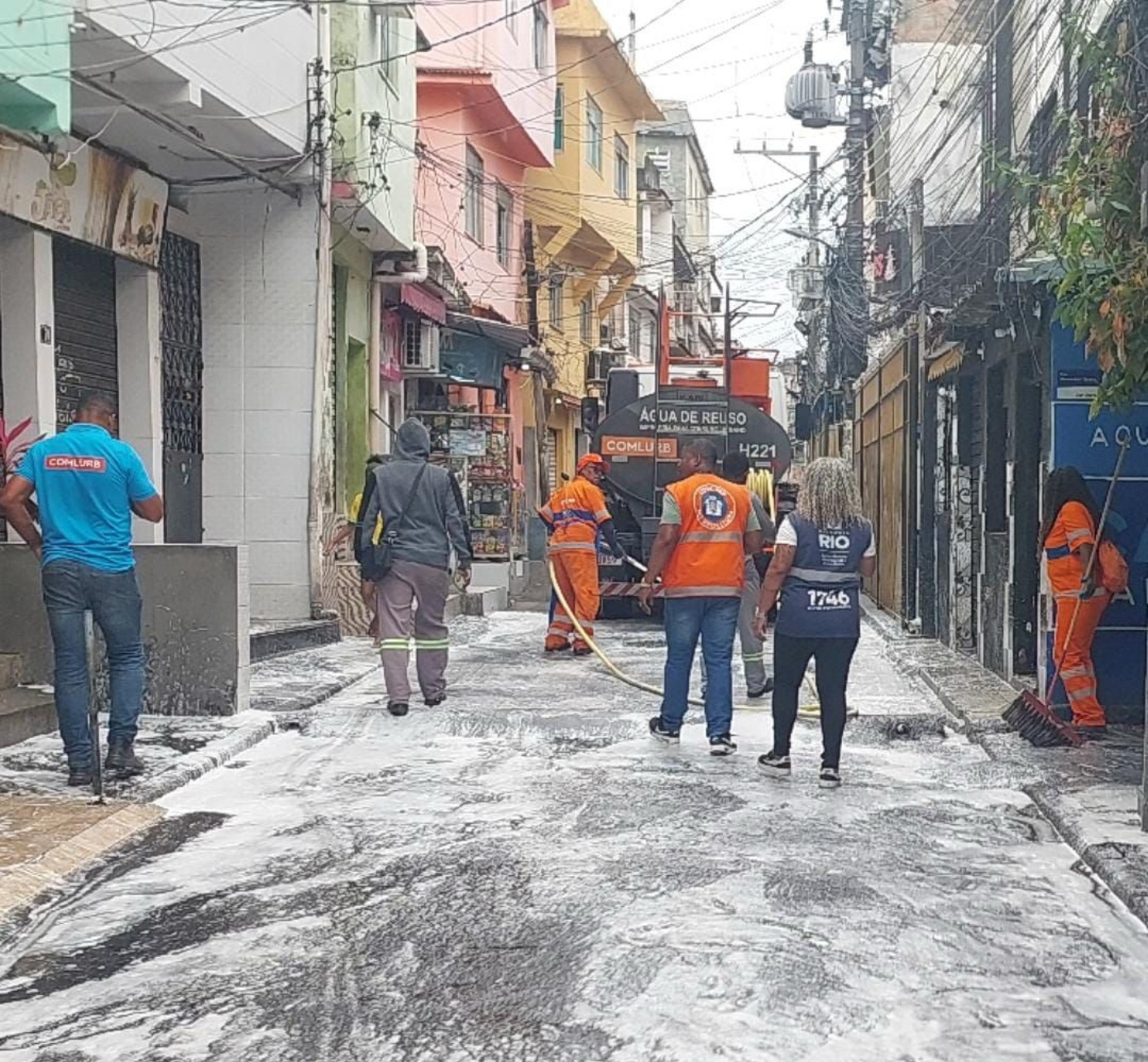 Ruas do Jacarezinho receberam ação de limpeza neste sábado (13) - Divulgação