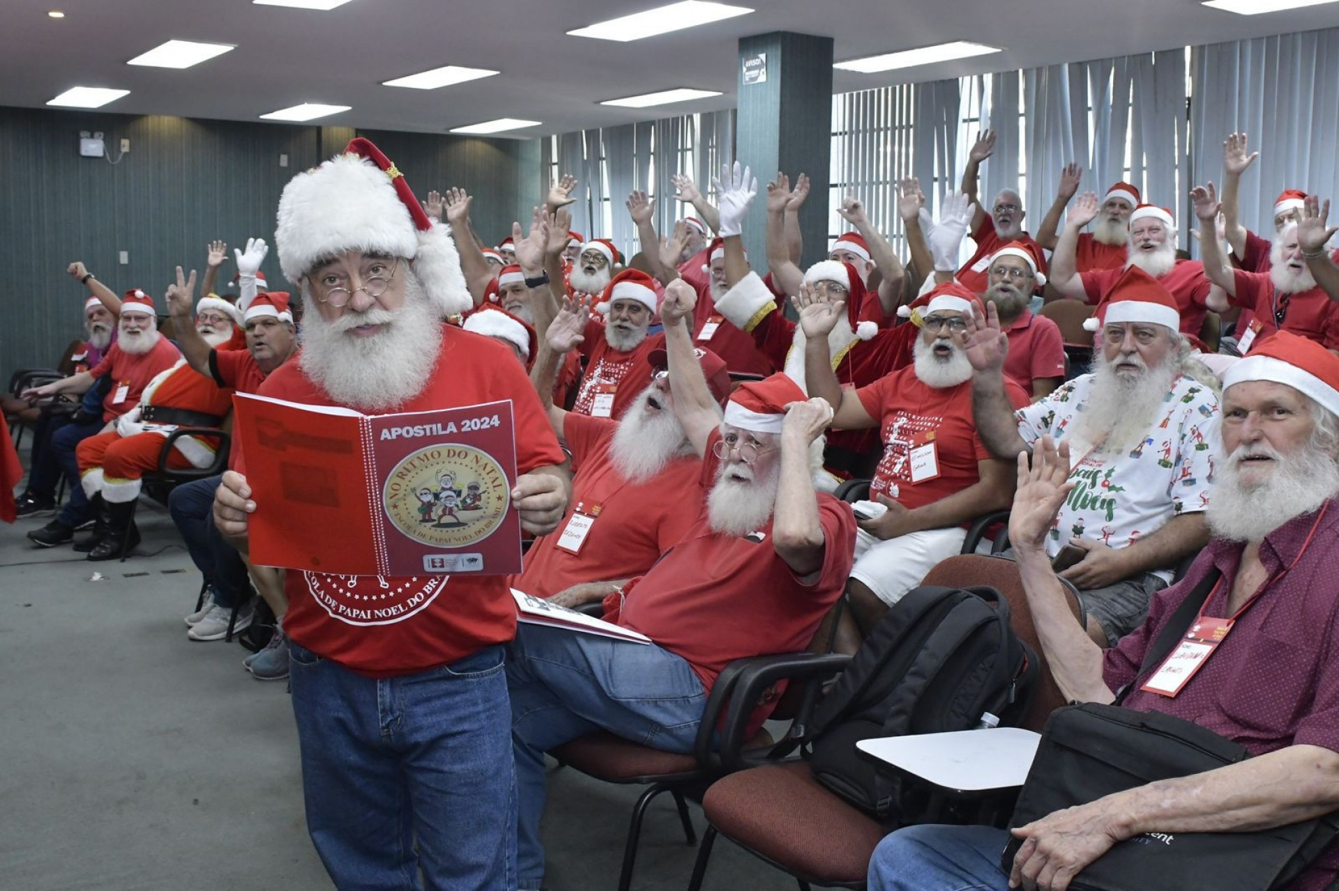 Limachem Cherem (de pé) é diretor e fundador da Escola de Papai Noel - Divulgação