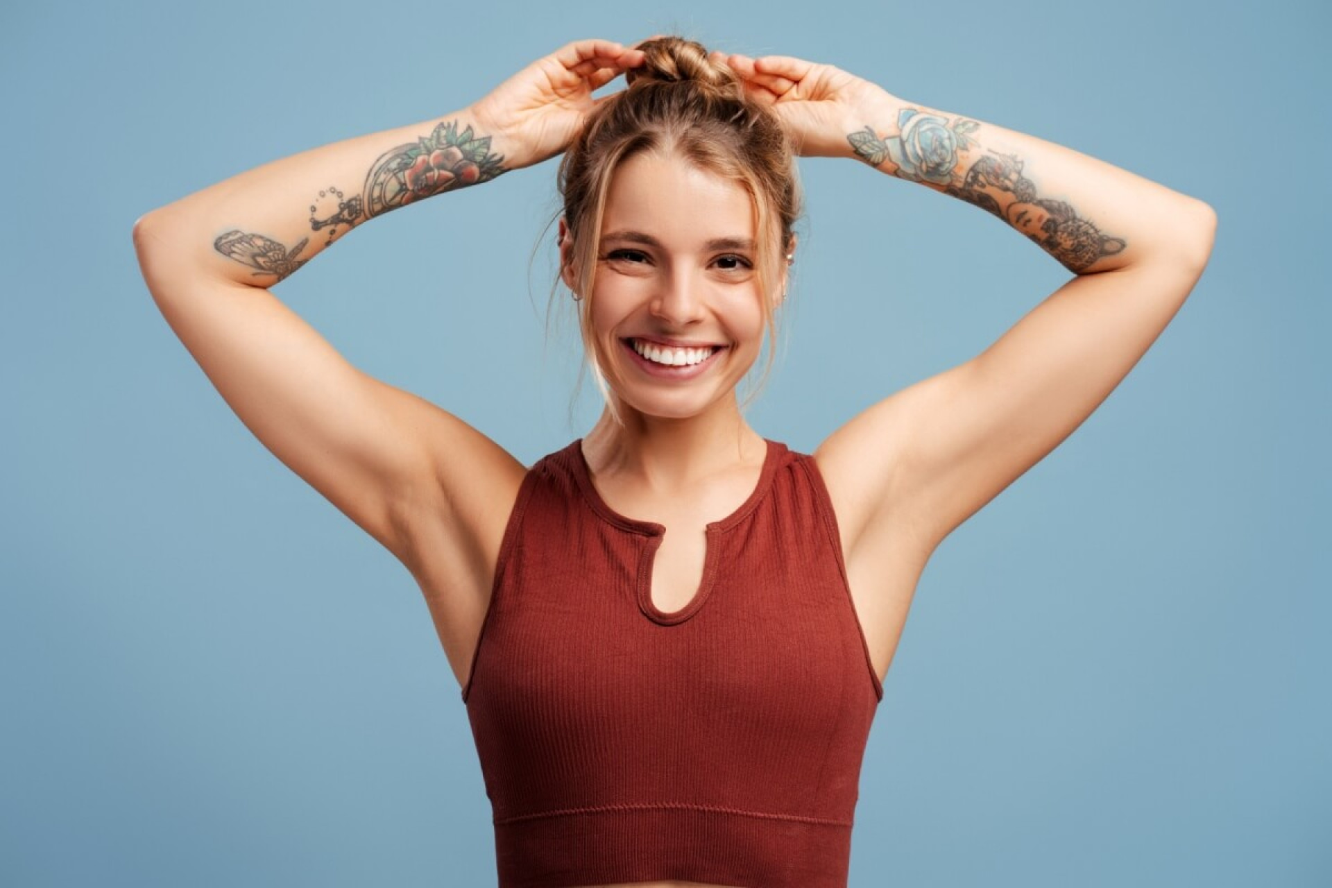 Penteados para treinar mantêm os cabelos saudáveis e oferece mais estilo ao look (Imagem: AYO Production | Shutterstock)