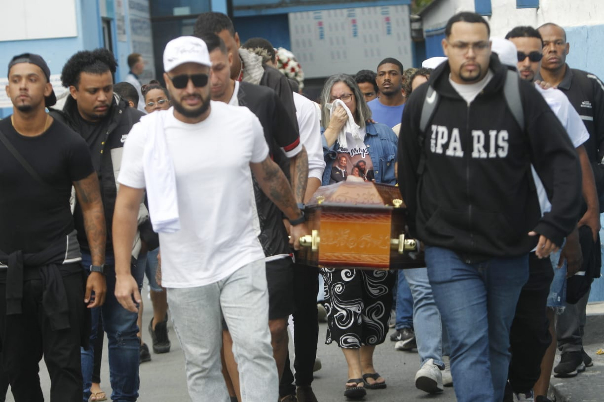 Familiares e amigos carregaram o caixão de Rodrigo Santana em cortejo no Cemitério de Irajá - Reginaldo Pimenta / Agência O Dia