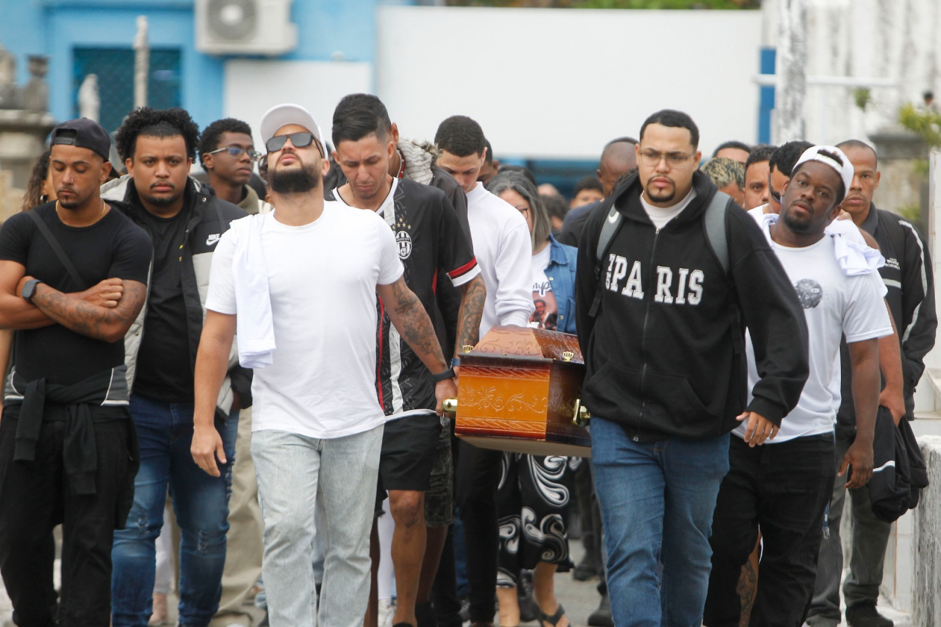 Familiares e amigos se despediram de Rodrigo Santana em cerimônia no Cemitério de Irajá - Reginaldo Pimenta / Agência O Dia