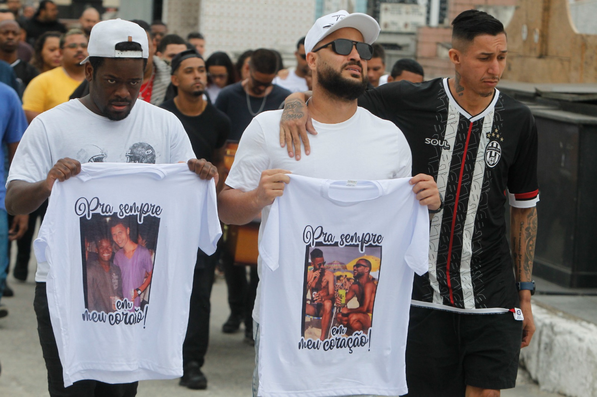 Familiares e amigos se despediram de Rodrigo Santana em cerimônia no Cemitério de Irajá - Reginaldo Pimenta / Agência O Dia