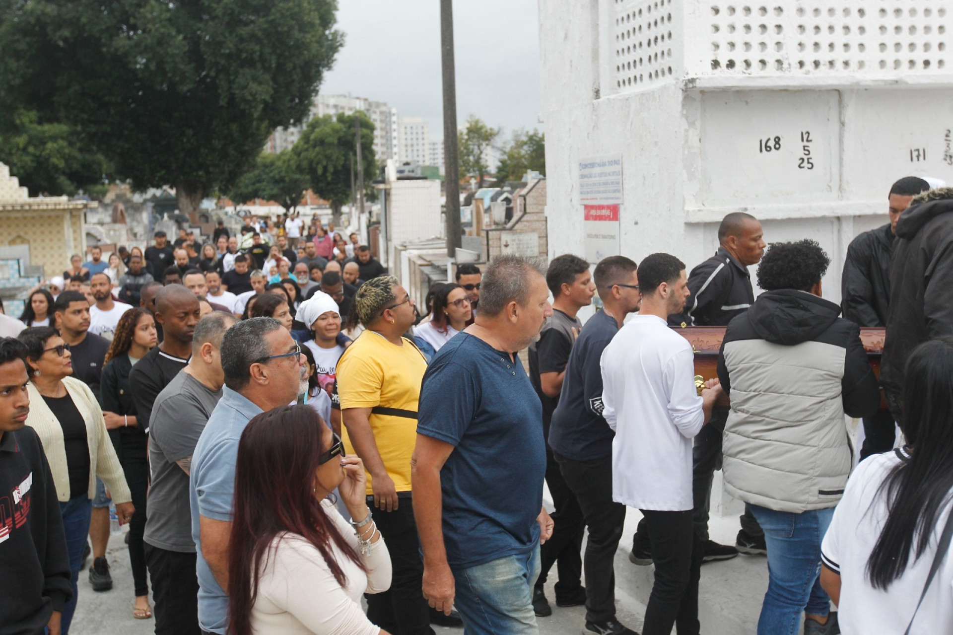 Familiares e amigos se despediram de Rodrigo Santana em cerimônia no Cemitério de Irajá - Reginaldo Pimenta / Agência O Dia