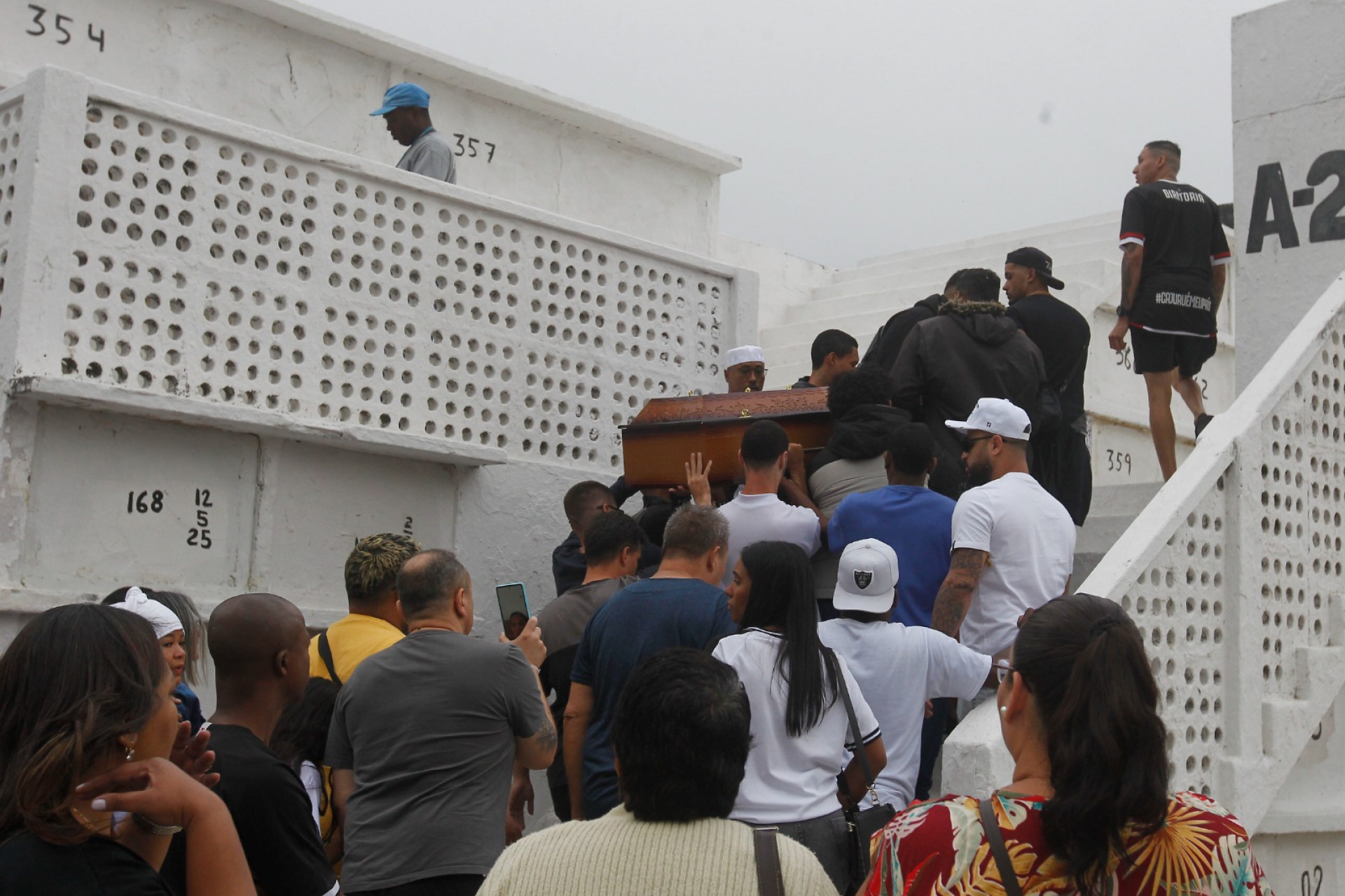 Familiares e amigos se despediram de Rodrigo Santana em cerimônia no Cemitério de Irajá - Reginaldo Pimenta / Agência O Dia